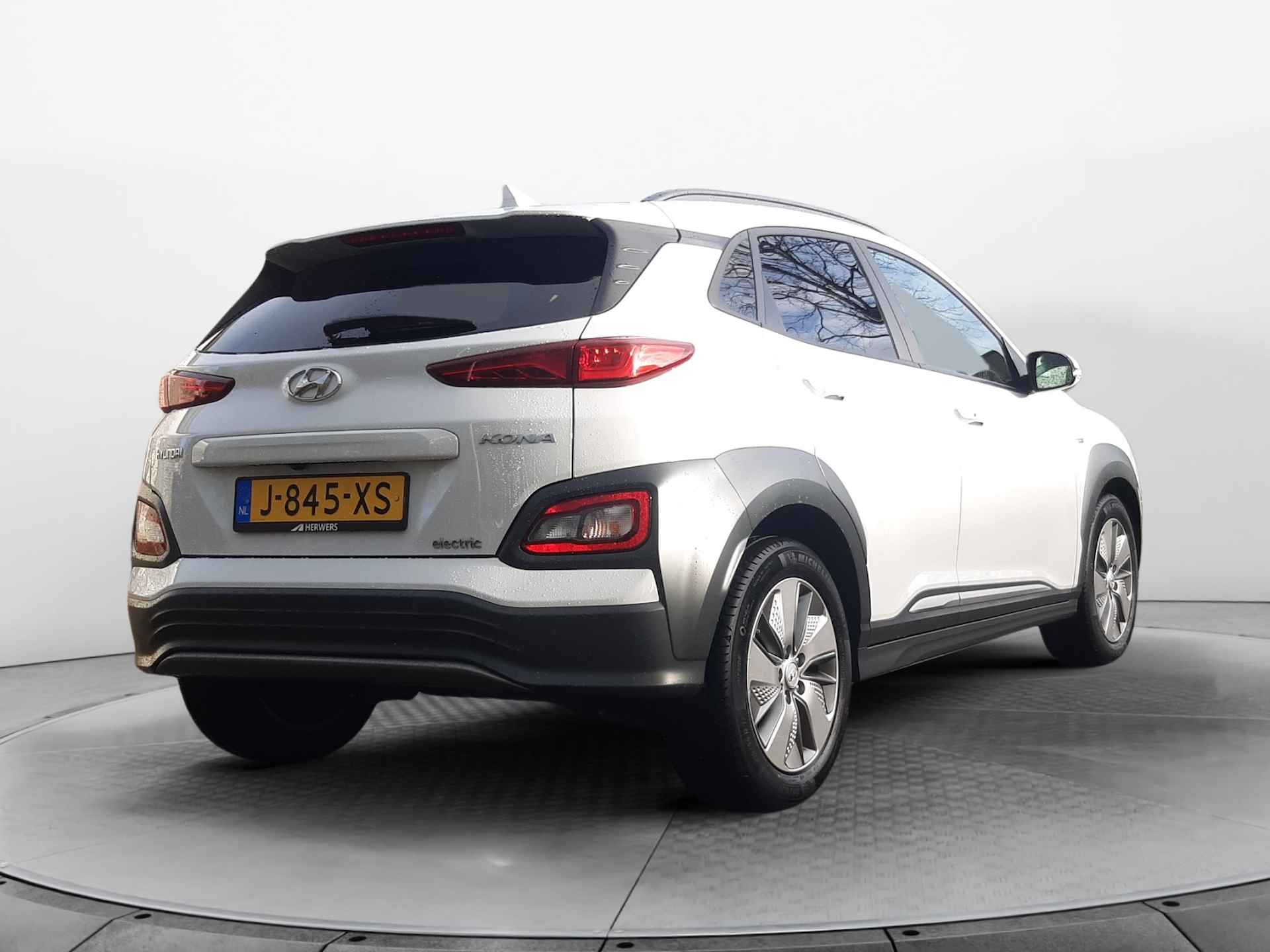 Hyundai KONA EV Premium 64 kWh (204 PK) 2e-Eig, Hyundai-Dealer-Onderh, 12-Mnd-BOVAG, NL-Auto, Leer, Warmtepomp, Navigatie/Apple-Carplay/Android-Auto, Adaptive-Cruisecontrol, Keyless-Entry/Start, Head-Up, Achteruitrijcamera, Parkeer Voorstoelen-Verwarmt/Gevent., Stuurverwarming, Premium-Audio, DAB, Licht-Zicht-pakket, Lm-Velgen, 17Inch, Privacy-Glas - 4/37