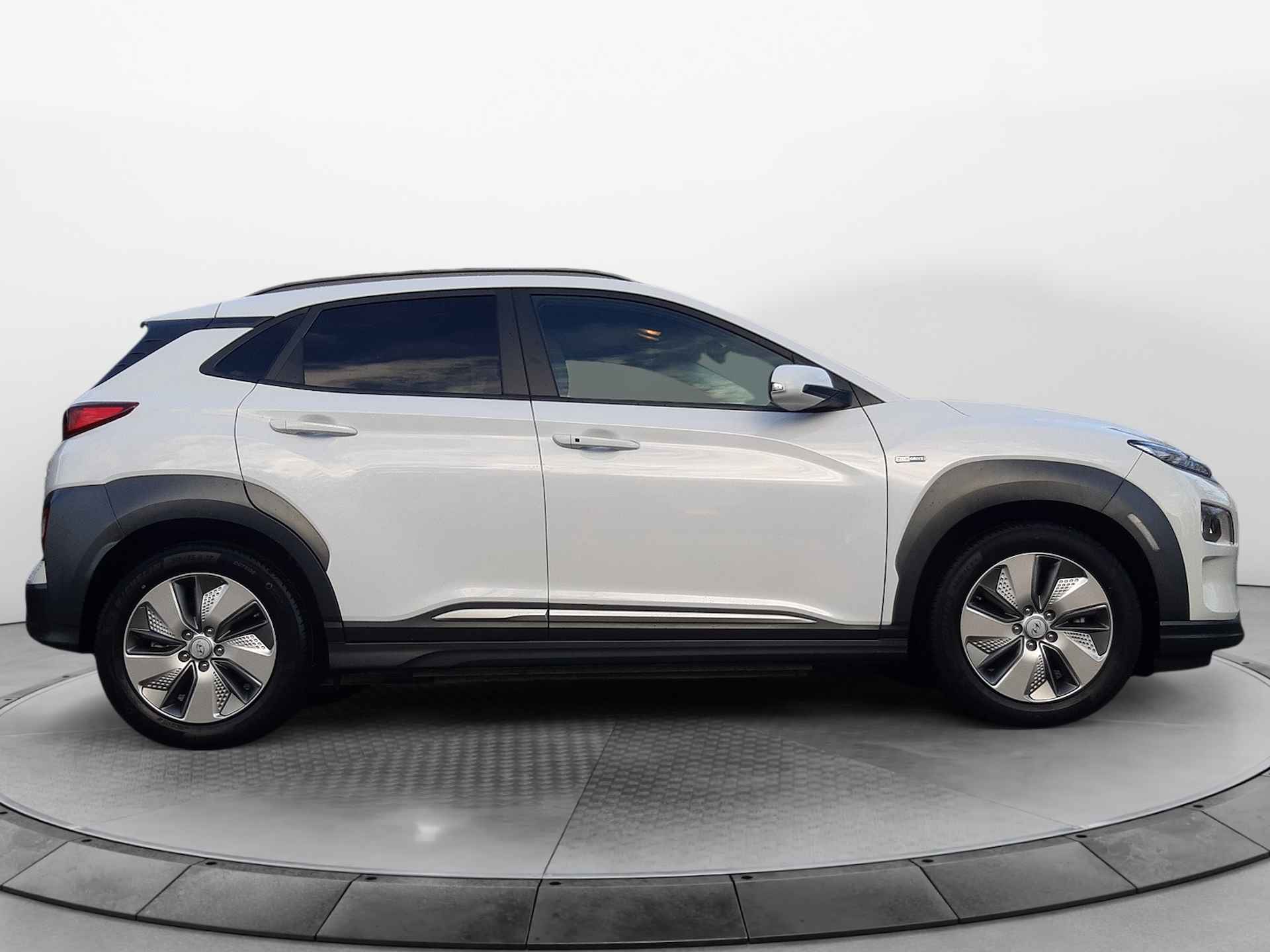 Hyundai KONA EV Premium 64 kWh (204 PK) 2e-Eig, Hyundai-Dealer-Onderh, 12-Mnd-BOVAG, NL-Auto, Leer, Warmtepomp, Navigatie/Apple-Carplay/Android-Auto, Adaptive-Cruisecontrol, Keyless-Entry/Start, Head-Up, Achteruitrijcamera, Parkeer Voorstoelen-Verwarmt/Gevent., Stuurverwarming, Premium-Audio, DAB, Licht-Zicht-pakket, Lm-Velgen, 17Inch, Privacy-Glas - 5/37