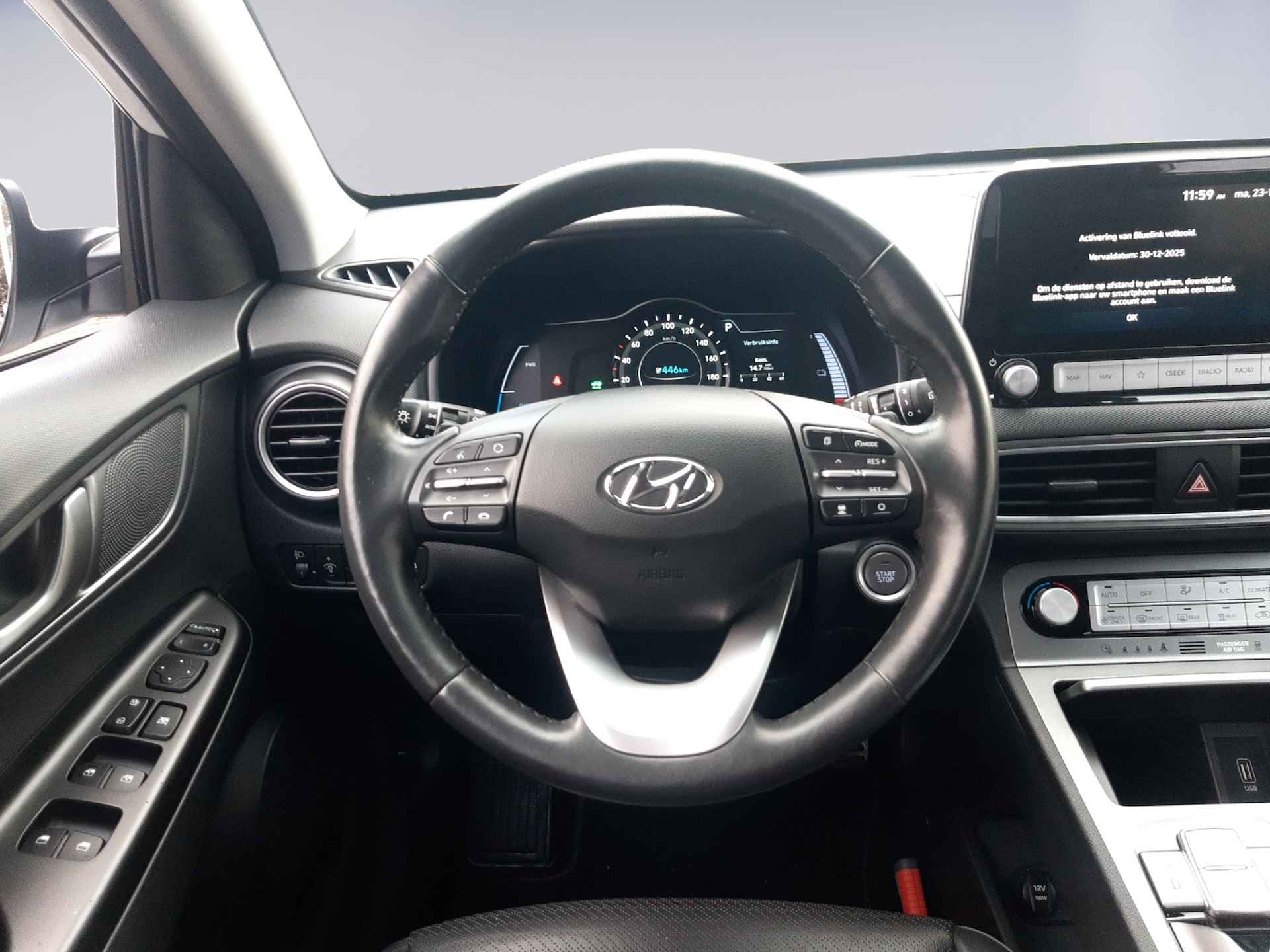 Hyundai KONA EV Premium 64 kWh (204 PK) 2e-Eig, Hyundai-Dealer-Onderh, 12-Mnd-BOVAG, NL-Auto, Leer, Warmtepomp, Navigatie/Apple-Carplay/Android-Auto, Adaptive-Cruisecontrol, Keyless-Entry/Start, Head-Up, Achteruitrijcamera, Parkeer Voorstoelen-Verwarmt/Gevent., Stuurverwarming, Premium-Audio, DAB, Licht-Zicht-pakket, Lm-Velgen, 17Inch, Privacy-Glas - 9/37