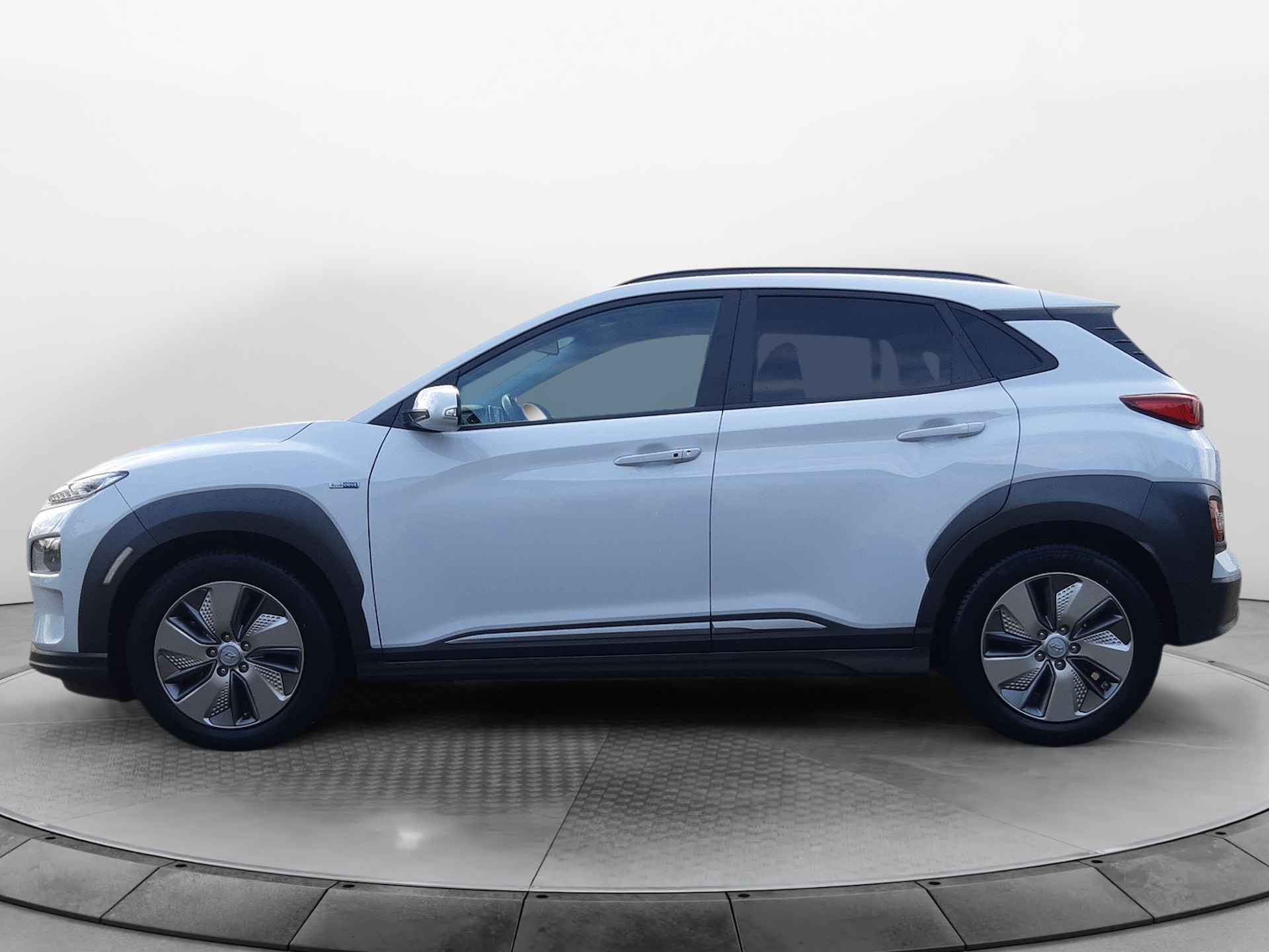 Hyundai KONA EV Premium 64 kWh (204 PK) 2e-Eig, Hyundai-Dealer-Onderh, 12-Mnd-BOVAG, NL-Auto, Leer, Warmtepomp, Navigatie/Apple-Carplay/Android-Auto, Adaptive-Cruisecontrol, Keyless-Entry/Start, Head-Up, Achteruitrijcamera, Parkeer Voorstoelen-Verwarmt/Gevent., Stuurverwarming, Premium-Audio, DAB, Licht-Zicht-pakket, Lm-Velgen, 17Inch, Privacy-Glas - 12/37