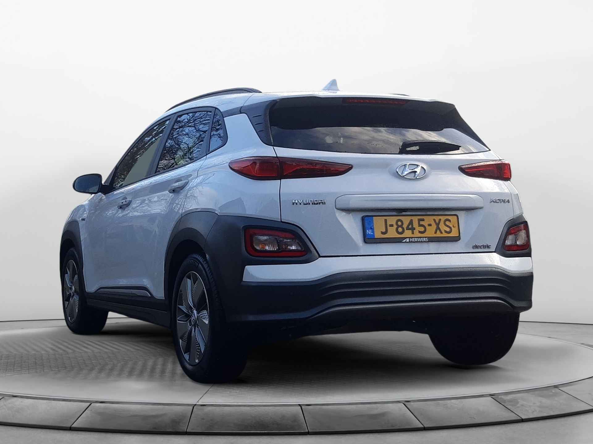 Hyundai KONA EV Premium 64 kWh (204 PK) 2e-Eig, Hyundai-Dealer-Onderh, 12-Mnd-BOVAG, NL-Auto, Leer, Warmtepomp, Navigatie/Apple-Carplay/Android-Auto, Adaptive-Cruisecontrol, Keyless-Entry/Start, Head-Up, Achteruitrijcamera, Parkeer Voorstoelen-Verwarmt/Gevent., Stuurverwarming, Premium-Audio, DAB, Licht-Zicht-pakket, Lm-Velgen, 17Inch, Privacy-Glas - 13/37