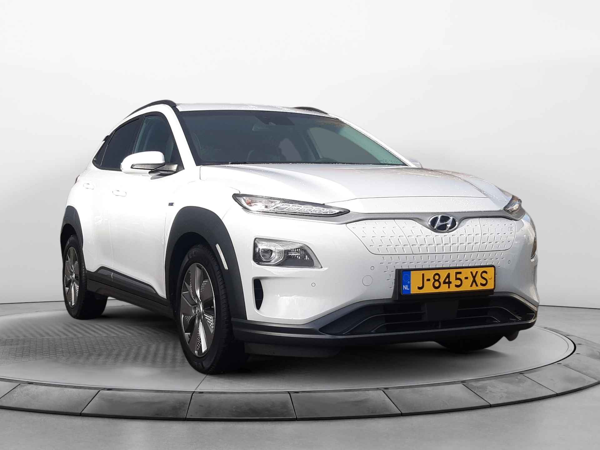 Hyundai KONA EV Premium 64 kWh (204 PK) 2e-Eig, Hyundai-Dealer-Onderh, 12-Mnd-BOVAG, NL-Auto, Leer, Warmtepomp, Navigatie/Apple-Carplay/Android-Auto, Adaptive-Cruisecontrol, Keyless-Entry/Start, Head-Up, Achteruitrijcamera, Parkeer Voorstoelen-Verwarmt/Gevent., Stuurverwarming, Premium-Audio, DAB, Licht-Zicht-pakket, Lm-Velgen, 17Inch, Privacy-Glas - 15/37