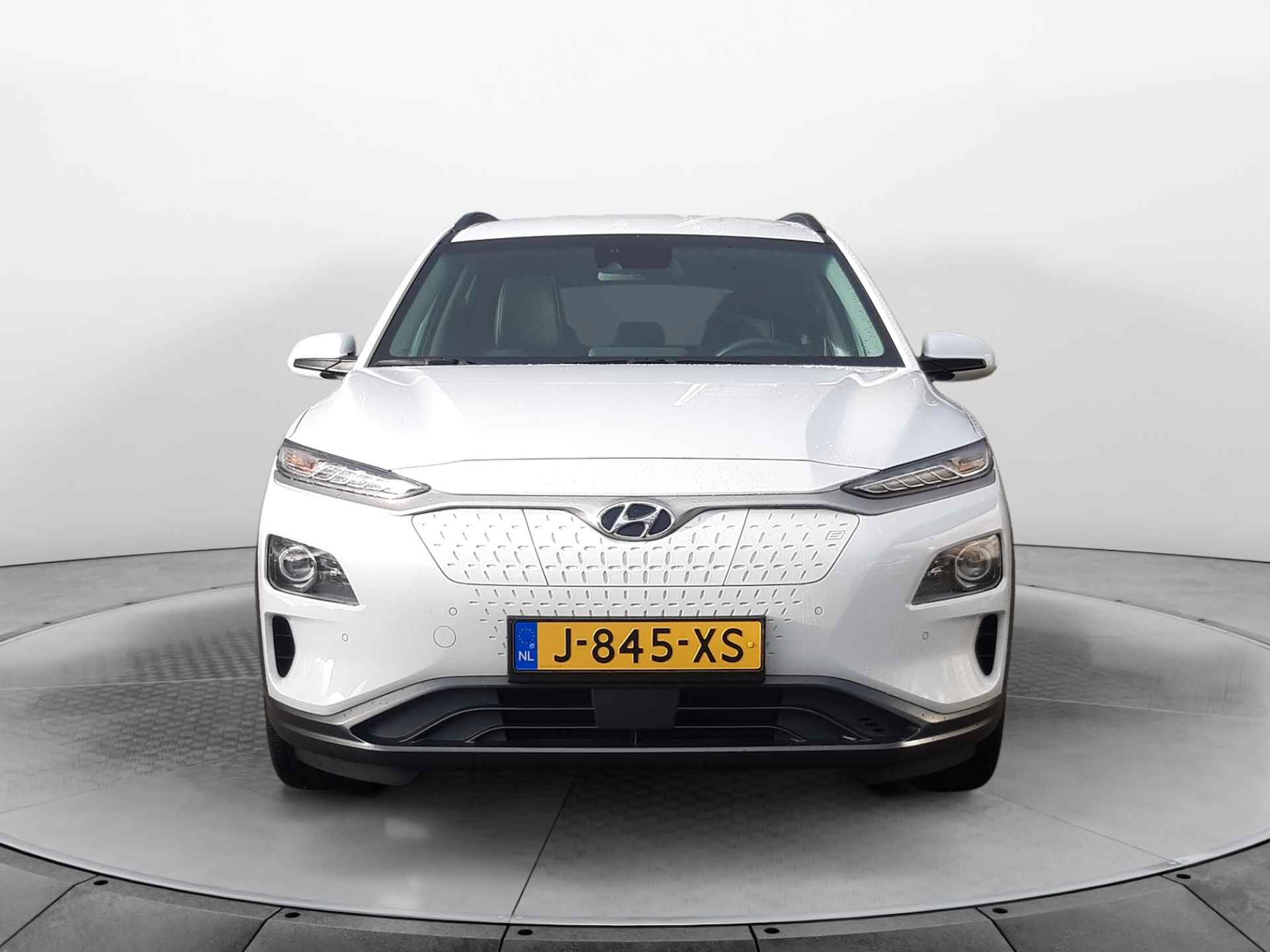 Hyundai KONA EV Premium 64 kWh (204 PK) 2e-Eig, Hyundai-Dealer-Onderh, 12-Mnd-BOVAG, NL-Auto, Leer, Warmtepomp, Navigatie/Apple-Carplay/Android-Auto, Adaptive-Cruisecontrol, Keyless-Entry/Start, Head-Up, Achteruitrijcamera, Parkeer Voorstoelen-Verwarmt/Gevent., Stuurverwarming, Premium-Audio, DAB, Licht-Zicht-pakket, Lm-Velgen, 17Inch, Privacy-Glas - 16/37