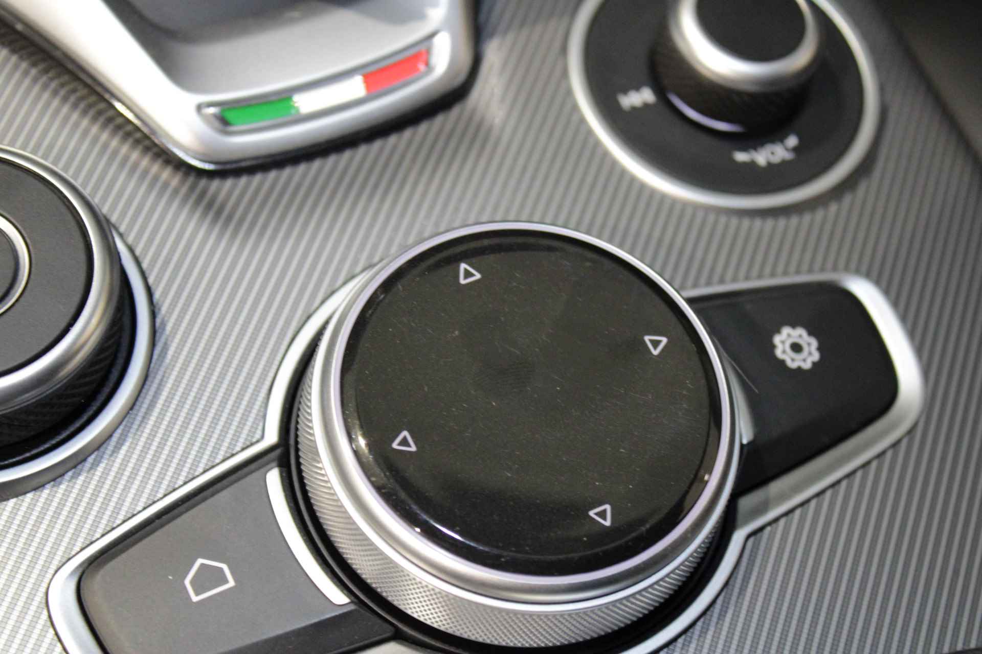 Alfa Romeo Stelvio 2.0 280 pk AWD Veloce Leder | Adaptieve Cruise | 20' LM Velgen | Geheugen | Camera | Stoel / Stuur Verwarming | Elektr. Achterklep - 30/49