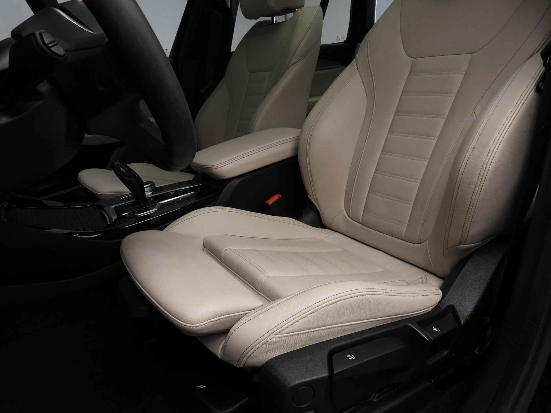 BMW X3 sDrive20i | M-Sportpakket | LED | Leder | Navigatie | Schuifdak | Sportstoelen | Stoelverwarming | Chrome line | DAB | Hifi speakers | Alu 19 inch - 31/46