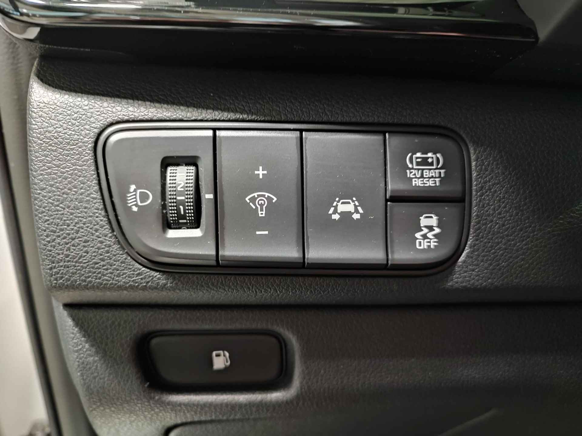Kia Niro 1.6 GDi Hybrid DynamicLine | Navi | Cruise Control | Licht + Regensensor | Parkeersensoren + Camera Achter | Apple Carplay/ Android Auto | Rijstrooksensor - 17/32