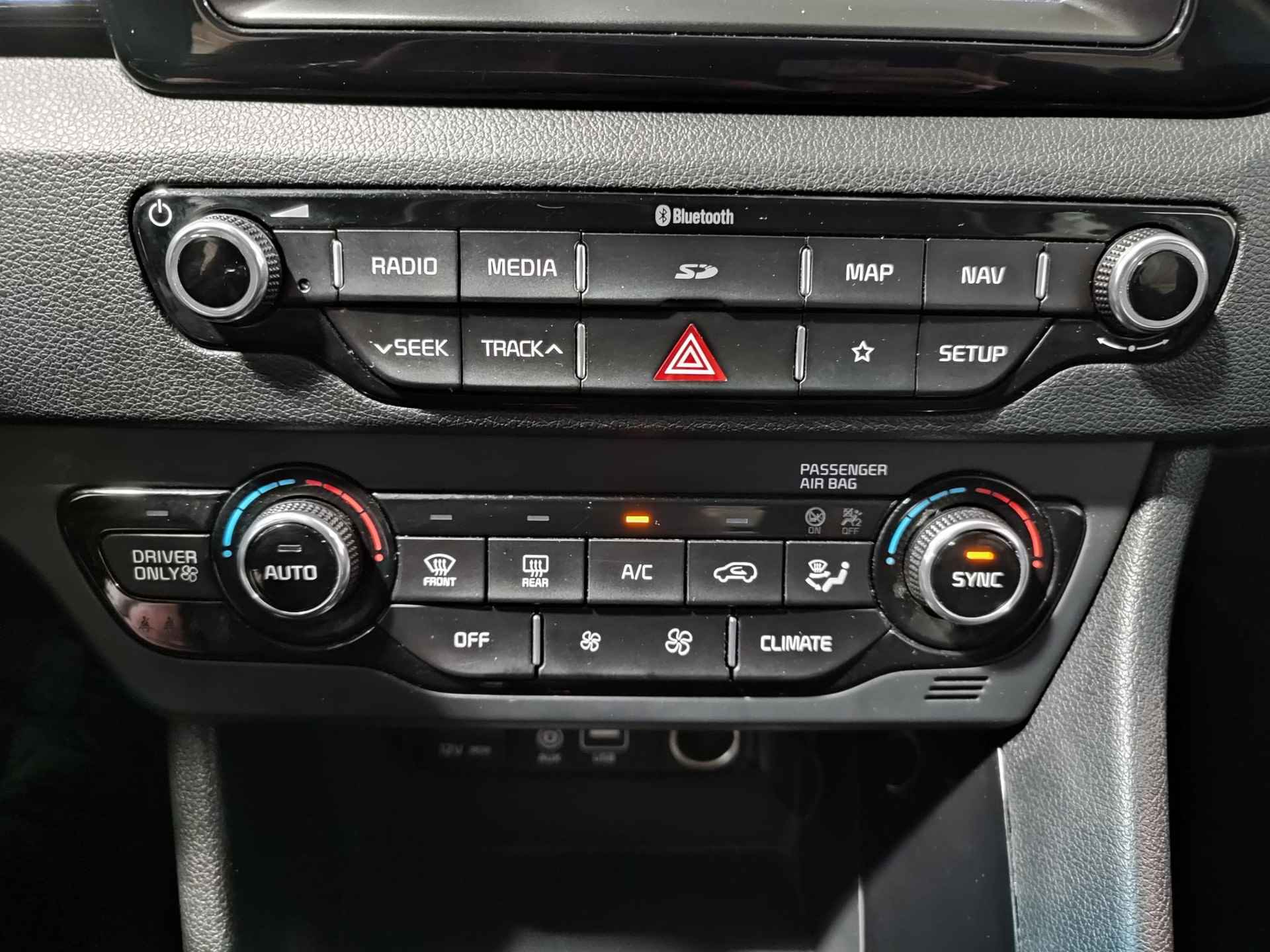 Kia Niro 1.6 GDi Hybrid DynamicLine | Navi | Cruise Control | Licht + Regensensor | Parkeersensoren + Camera Achter | Apple Carplay/ Android Auto | Rijstrooksensor - 25/32