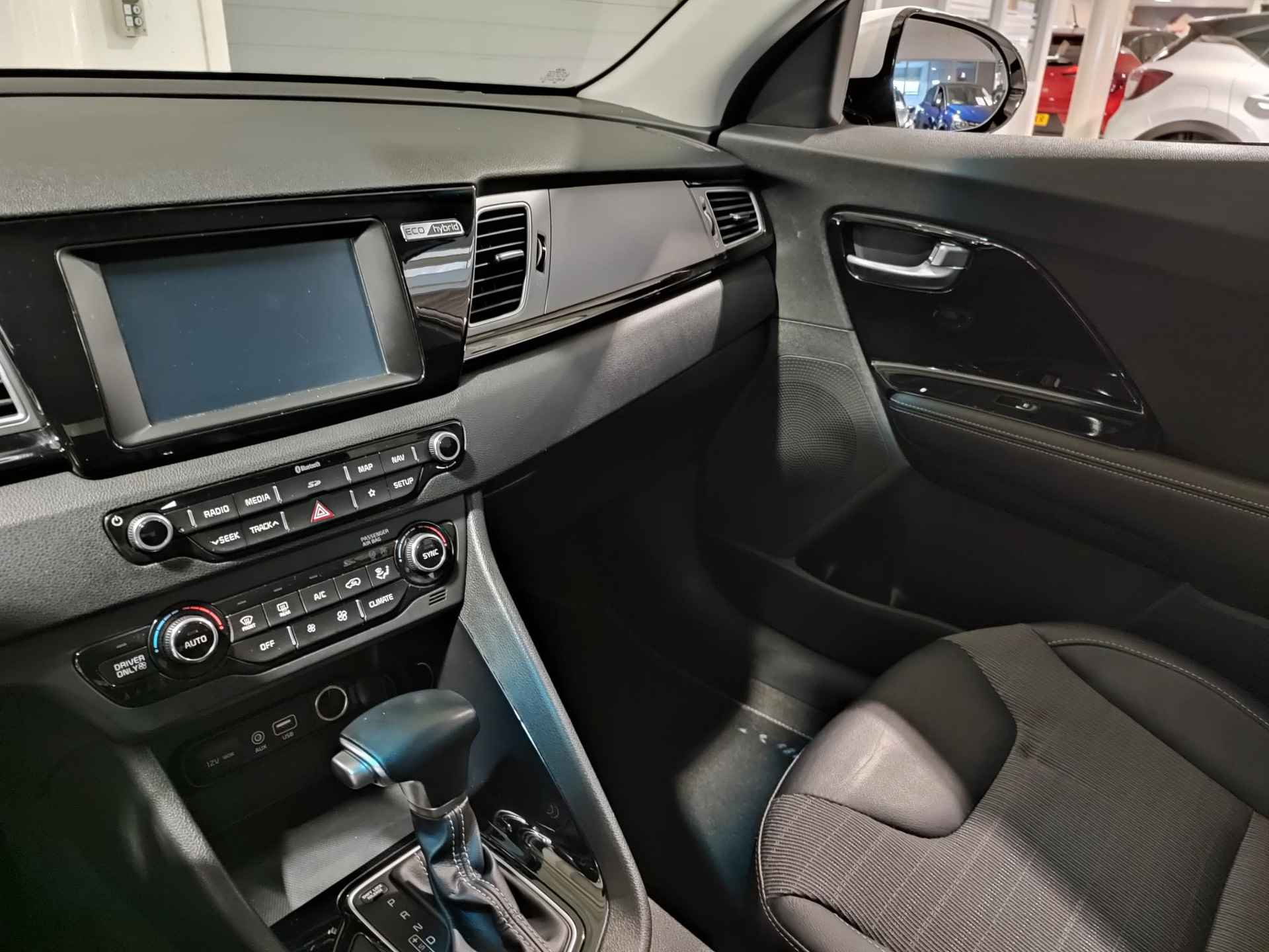 Kia Niro 1.6 GDi Hybrid DynamicLine | Navi | Cruise Control | Licht + Regensensor | Parkeersensoren + Camera Achter | Apple Carplay/ Android Auto | Rijstrooksensor - 27/32