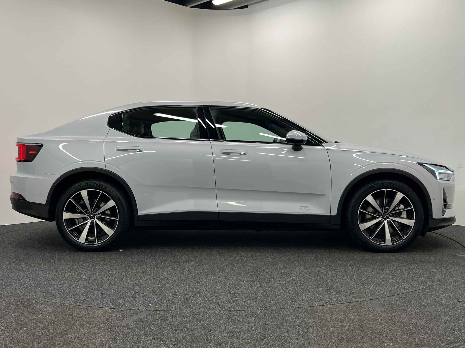 Polestar 2 Long Range Single motor 78 kWh | PILOT PACK | 12% BIJTELLING | STOELVERWARMING | WARMTEPOMP | INCL. BTW | - 45/53