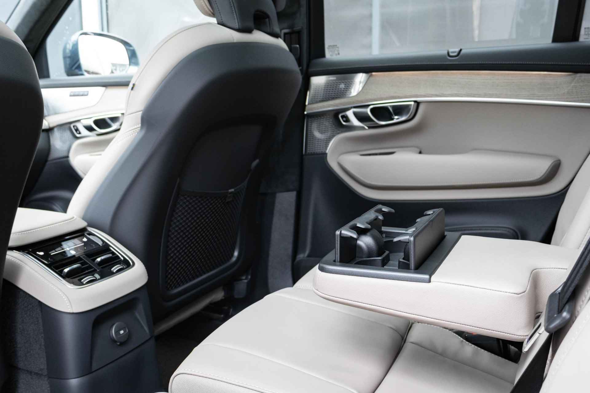 Volvo XC90 T8 Automaat Plug-in hybrid AWD Ultra Bright | Long Range| Luchtvering|Nappa leder | Head up Display| Interieur Voorverwarming| Electrisch bedienbare Voorstoelen| Premium Audio by Bowers en Wilkins. - 41/50