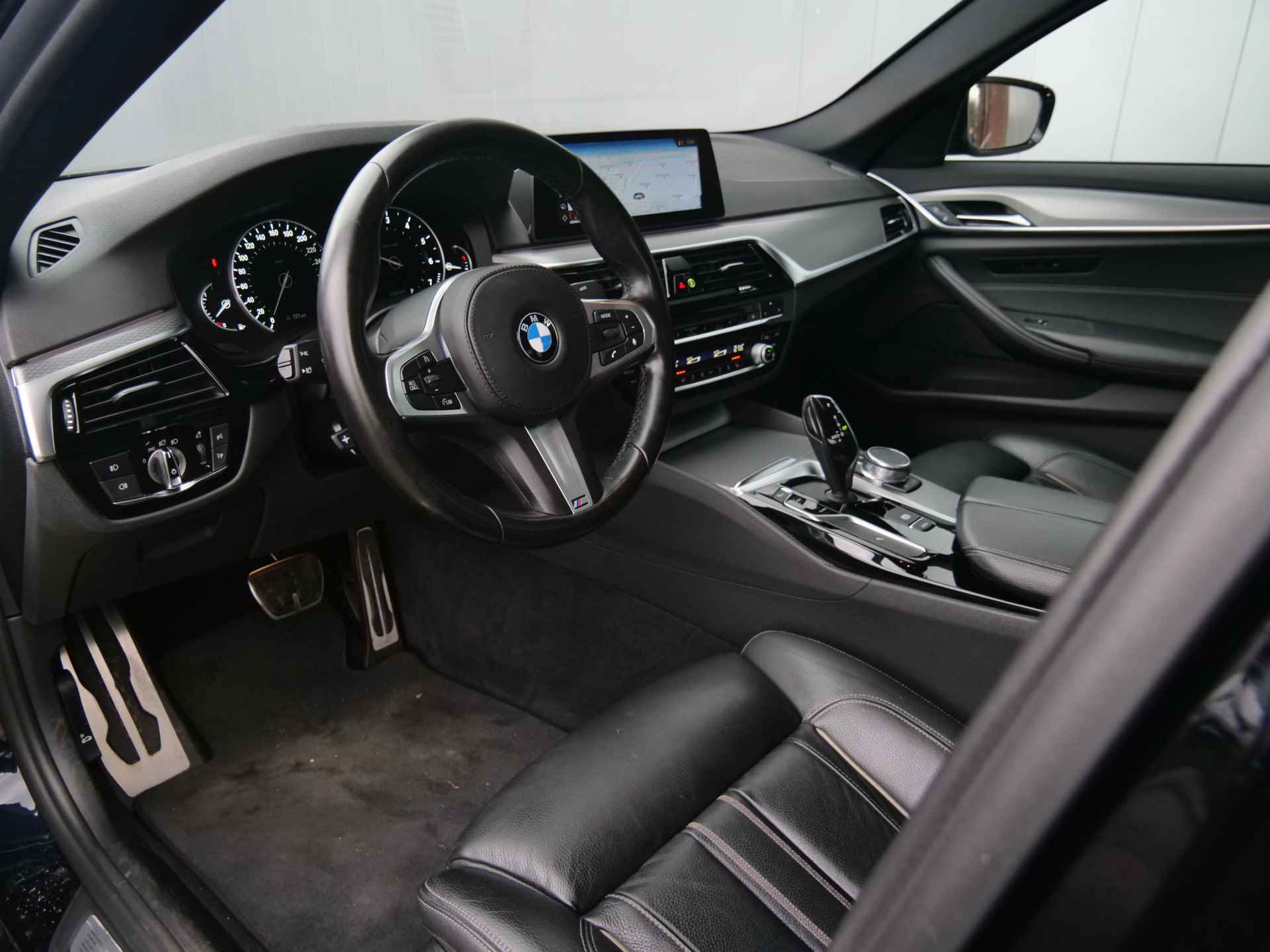 BMW 5 Serie 520i 184pk High Executive Automaat M-Pakket LED / Leder / Navigatie / Comfortstoelen - 16/52