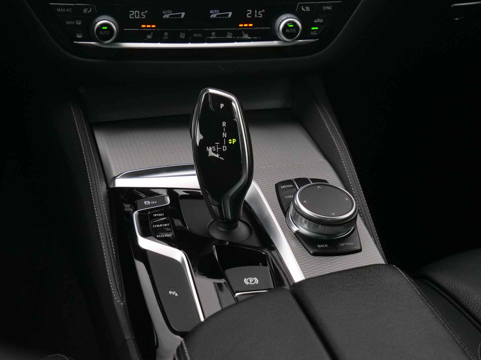 BMW 5 Serie 520i 184pk High Executive Automaat M-Pakket LED / Leder / Navigatie / Comfortstoelen - 36/52