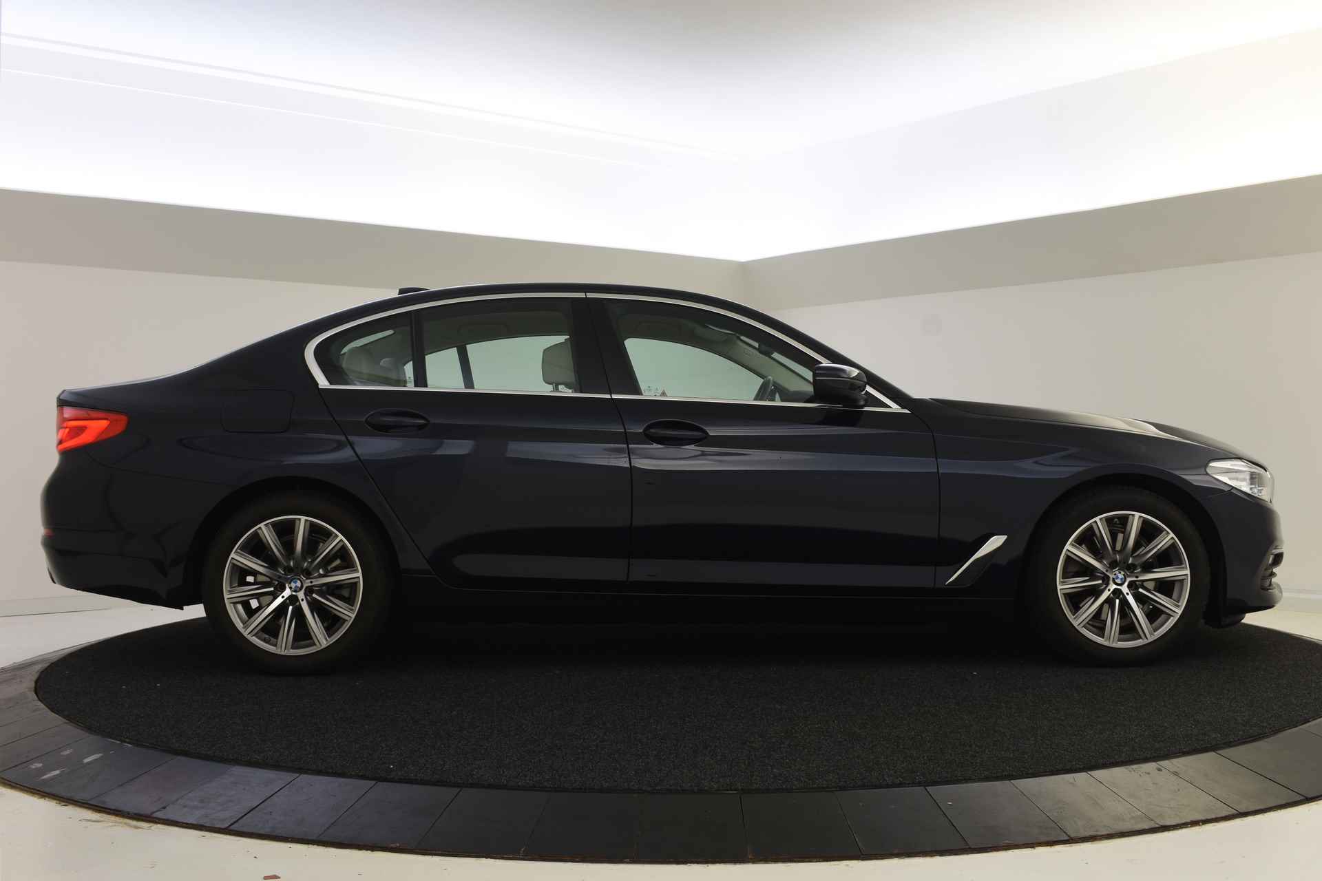 BMW 5 Serie 520i High Executive Automaat / Adaptieve LED / Navigatie Professional / Parking Assistant / Stoelverwarming / Comfortstoelen - 5/48