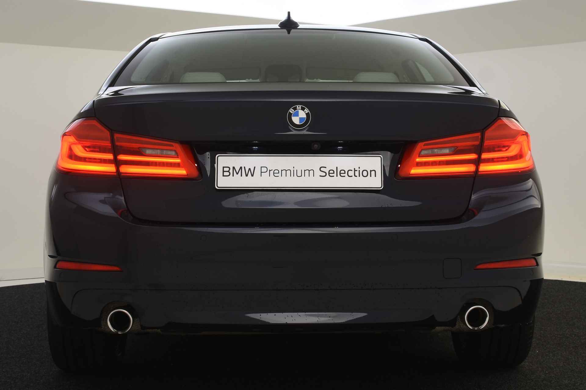 BMW 5 Serie 520i High Executive Automaat / Adaptieve LED / Navigatie Professional / Parking Assistant / Stoelverwarming / Comfortstoelen - 10/48