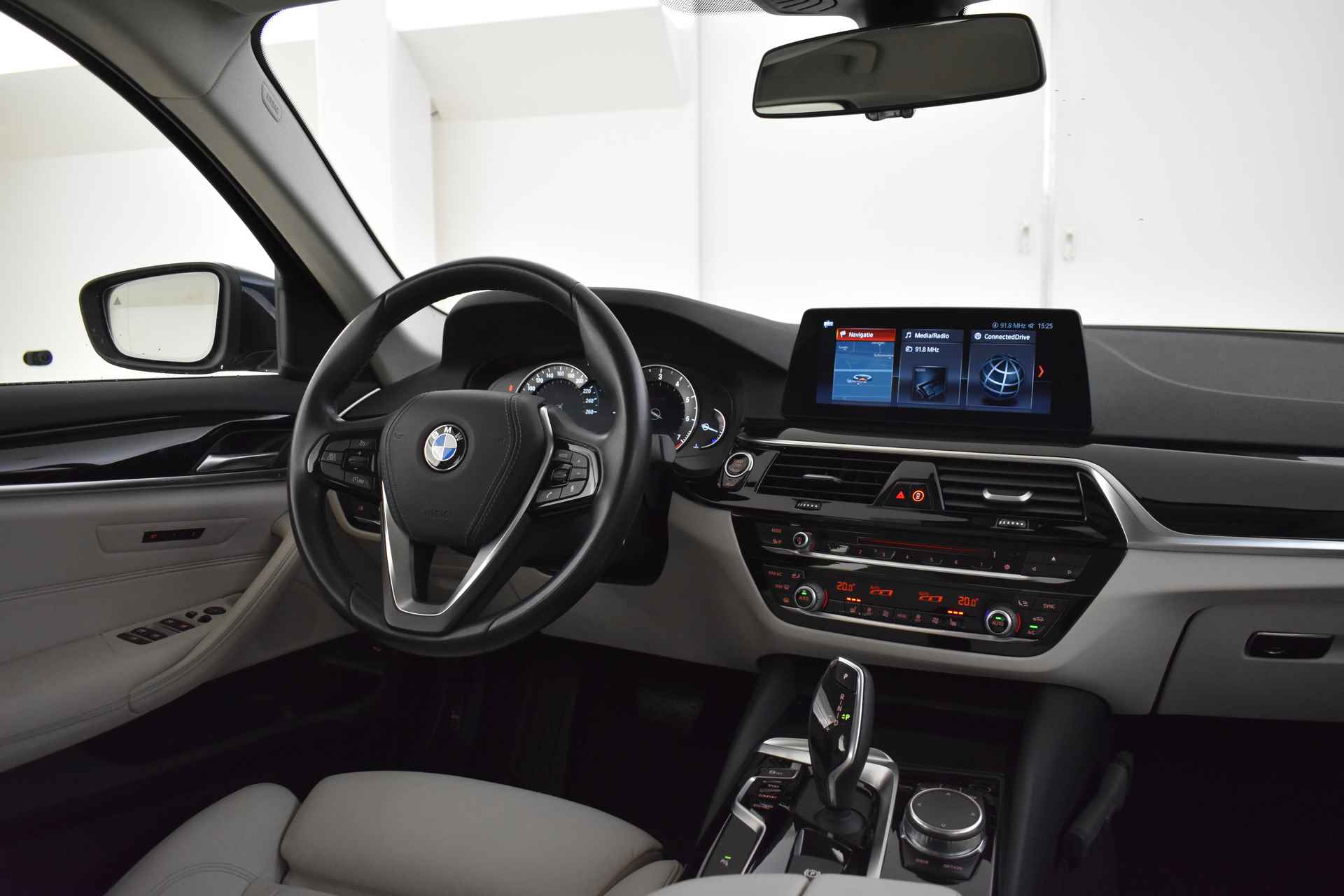 BMW 5 Serie 520i High Executive Automaat / Adaptieve LED / Navigatie Professional / Parking Assistant / Stoelverwarming / Comfortstoelen - 12/48