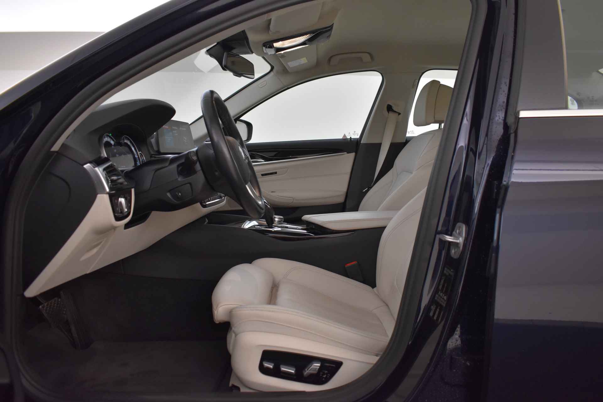 BMW 5 Serie 520i High Executive Automaat / Adaptieve LED / Navigatie Professional / Parking Assistant / Stoelverwarming / Comfortstoelen - 13/48