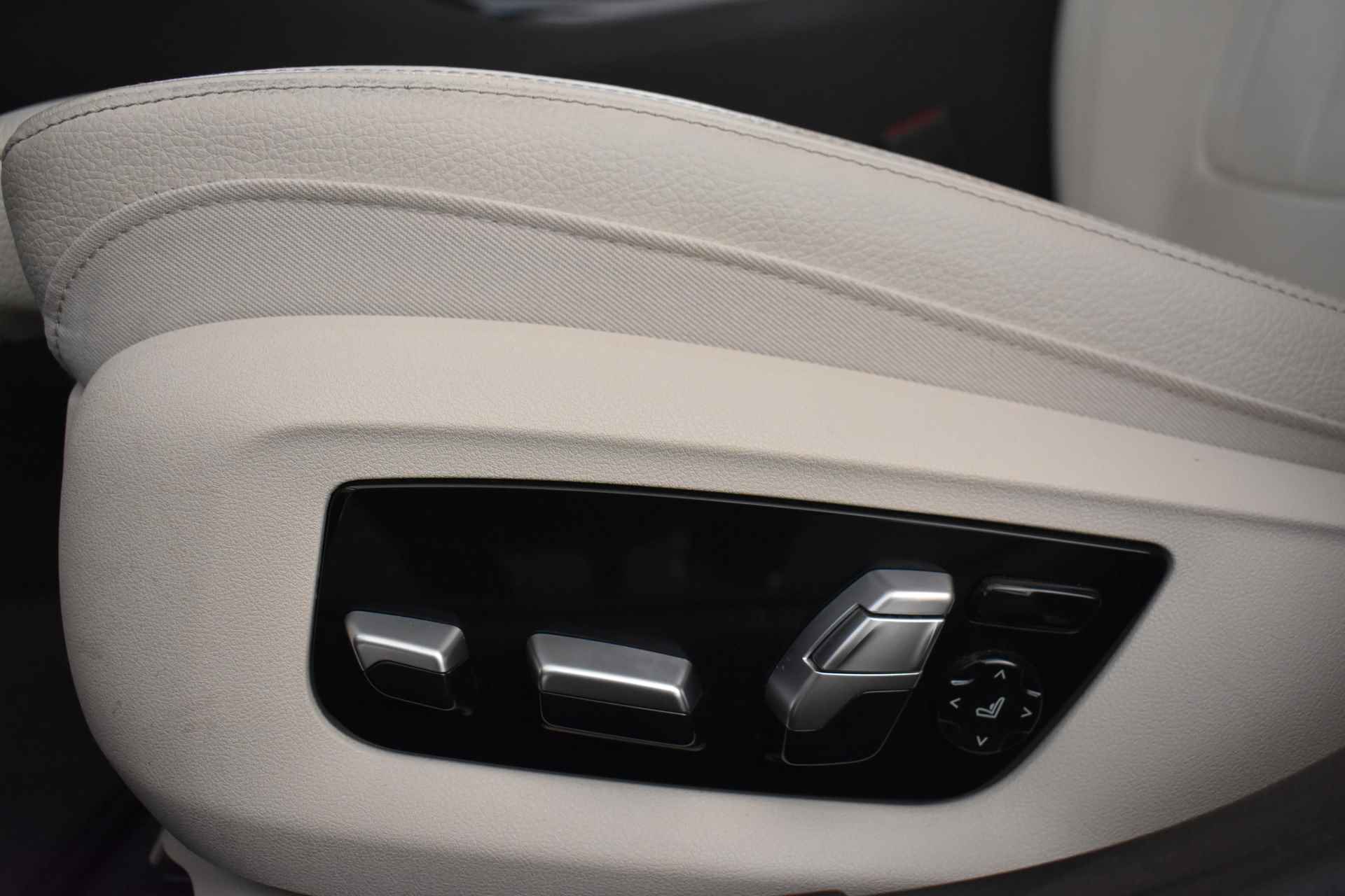BMW 5 Serie 520i High Executive Automaat / Adaptieve LED / Navigatie Professional / Parking Assistant / Stoelverwarming / Comfortstoelen - 16/48