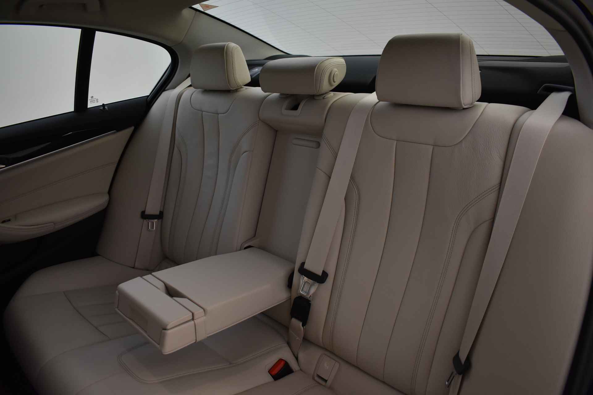 BMW 5 Serie 520i High Executive Automaat / Adaptieve LED / Navigatie Professional / Parking Assistant / Stoelverwarming / Comfortstoelen - 19/48