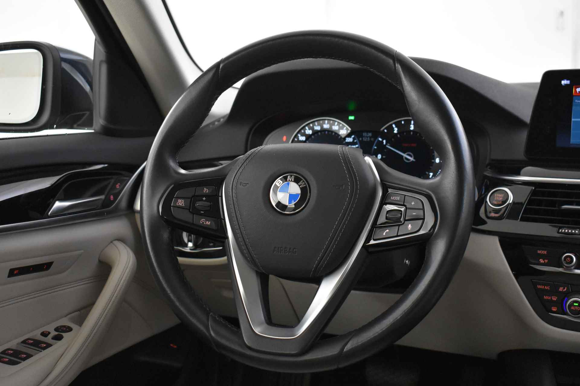BMW 5 Serie 520i High Executive Automaat / Adaptieve LED / Navigatie Professional / Parking Assistant / Stoelverwarming / Comfortstoelen - 20/48