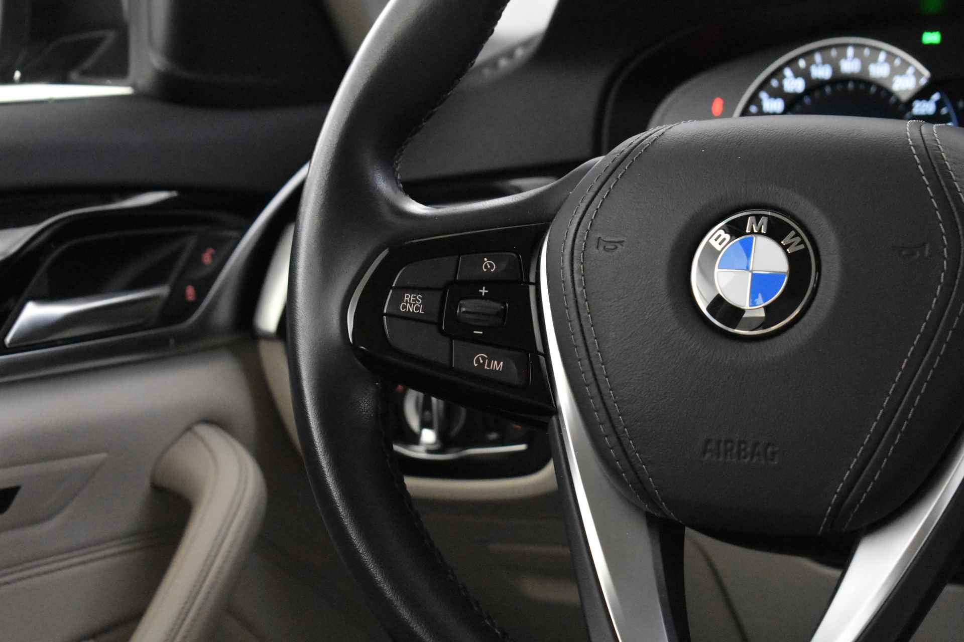 BMW 5 Serie 520i High Executive Automaat / Adaptieve LED / Navigatie Professional / Parking Assistant / Stoelverwarming / Comfortstoelen - 21/48