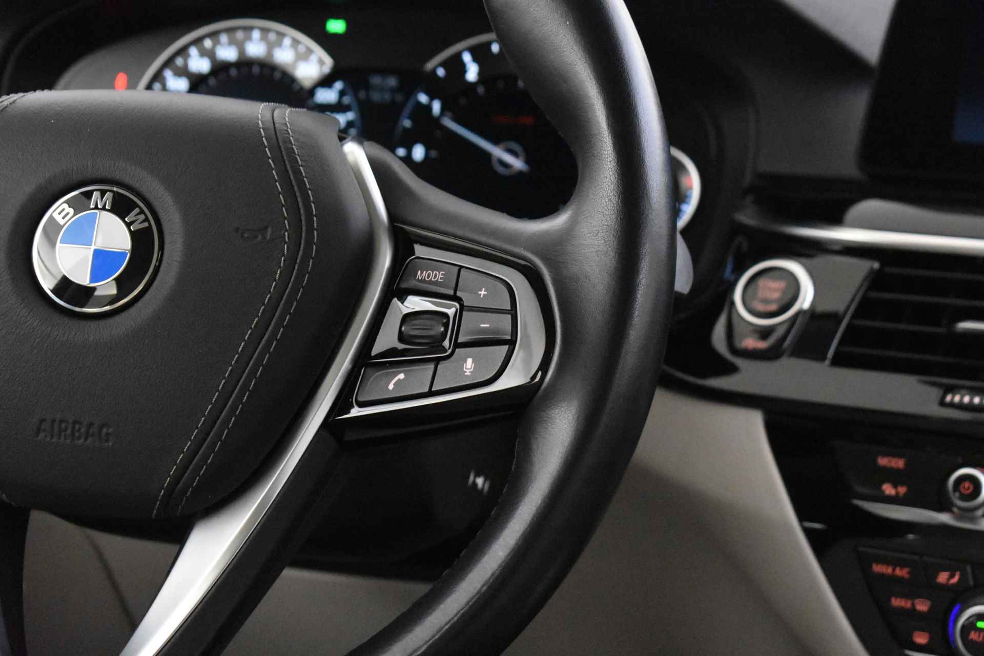 BMW 5 Serie 520i High Executive Automaat / Adaptieve LED / Navigatie Professional / Parking Assistant / Stoelverwarming / Comfortstoelen - 22/48