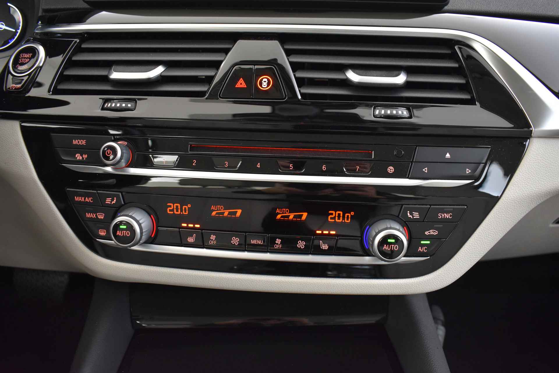 BMW 5 Serie 520i High Executive Automaat / Adaptieve LED / Navigatie Professional / Parking Assistant / Stoelverwarming / Comfortstoelen - 25/48