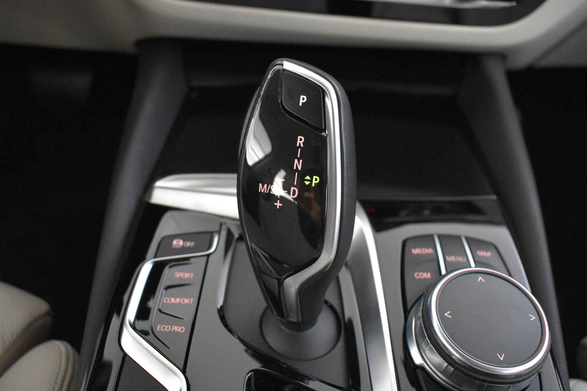 BMW 5 Serie 520i High Executive Automaat / Adaptieve LED / Navigatie Professional / Parking Assistant / Stoelverwarming / Comfortstoelen - 27/48