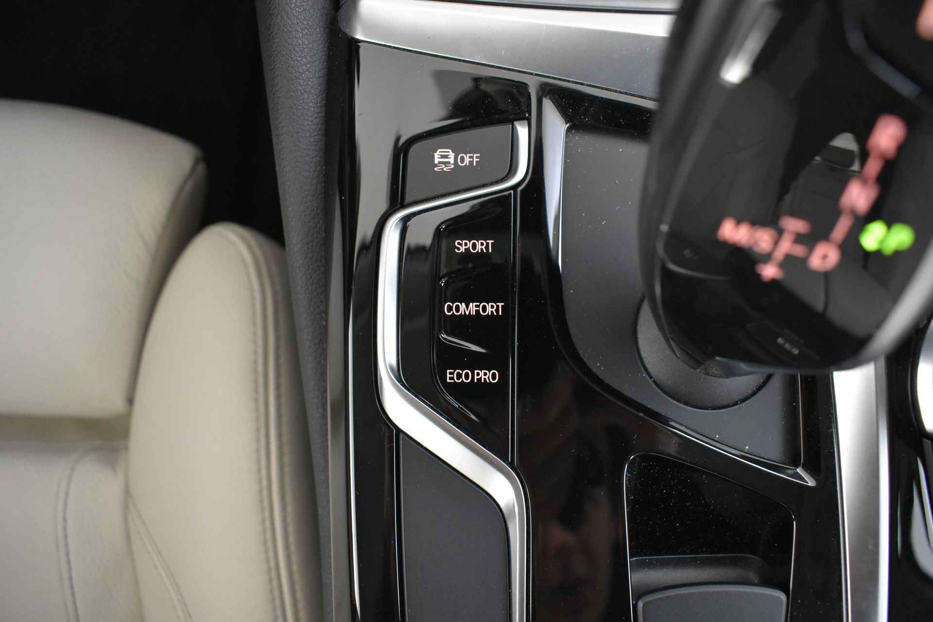 BMW 5 Serie 520i High Executive Automaat / Adaptieve LED / Navigatie Professional / Parking Assistant / Stoelverwarming / Comfortstoelen - 28/48