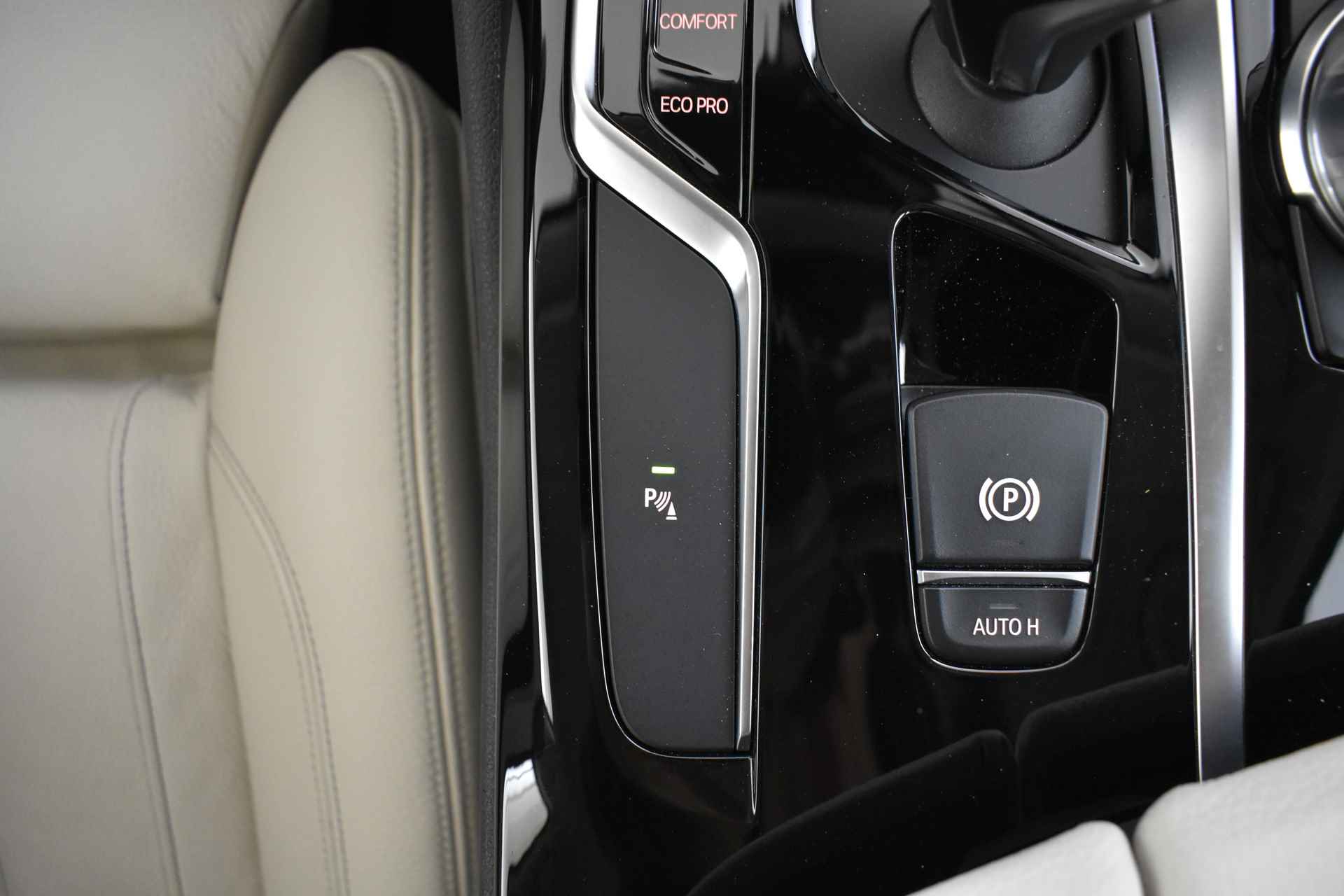 BMW 5 Serie 520i High Executive Automaat / Adaptieve LED / Navigatie Professional / Parking Assistant / Stoelverwarming / Comfortstoelen - 29/48