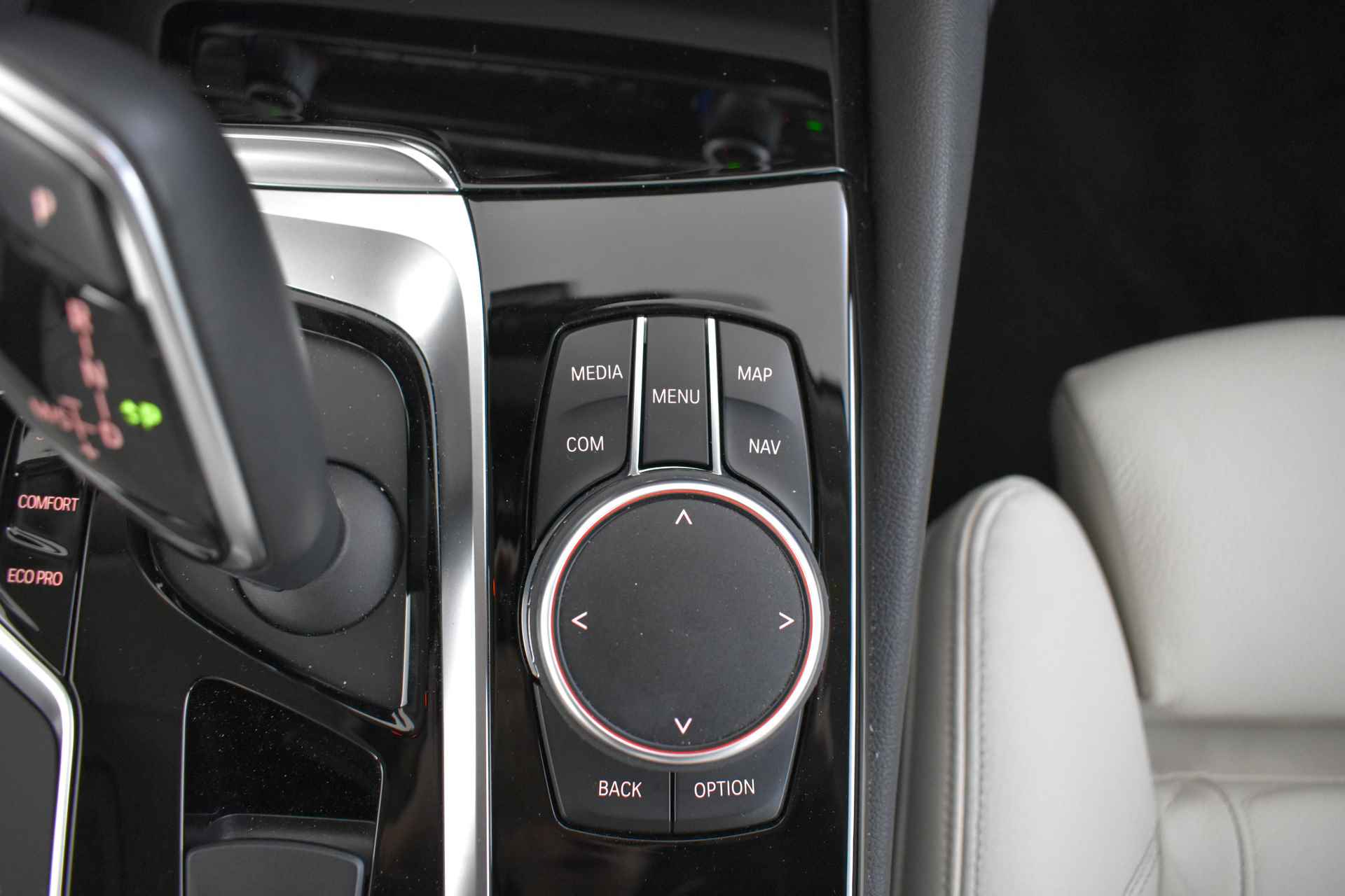BMW 5 Serie 520i High Executive Automaat / Adaptieve LED / Navigatie Professional / Parking Assistant / Stoelverwarming / Comfortstoelen - 30/48