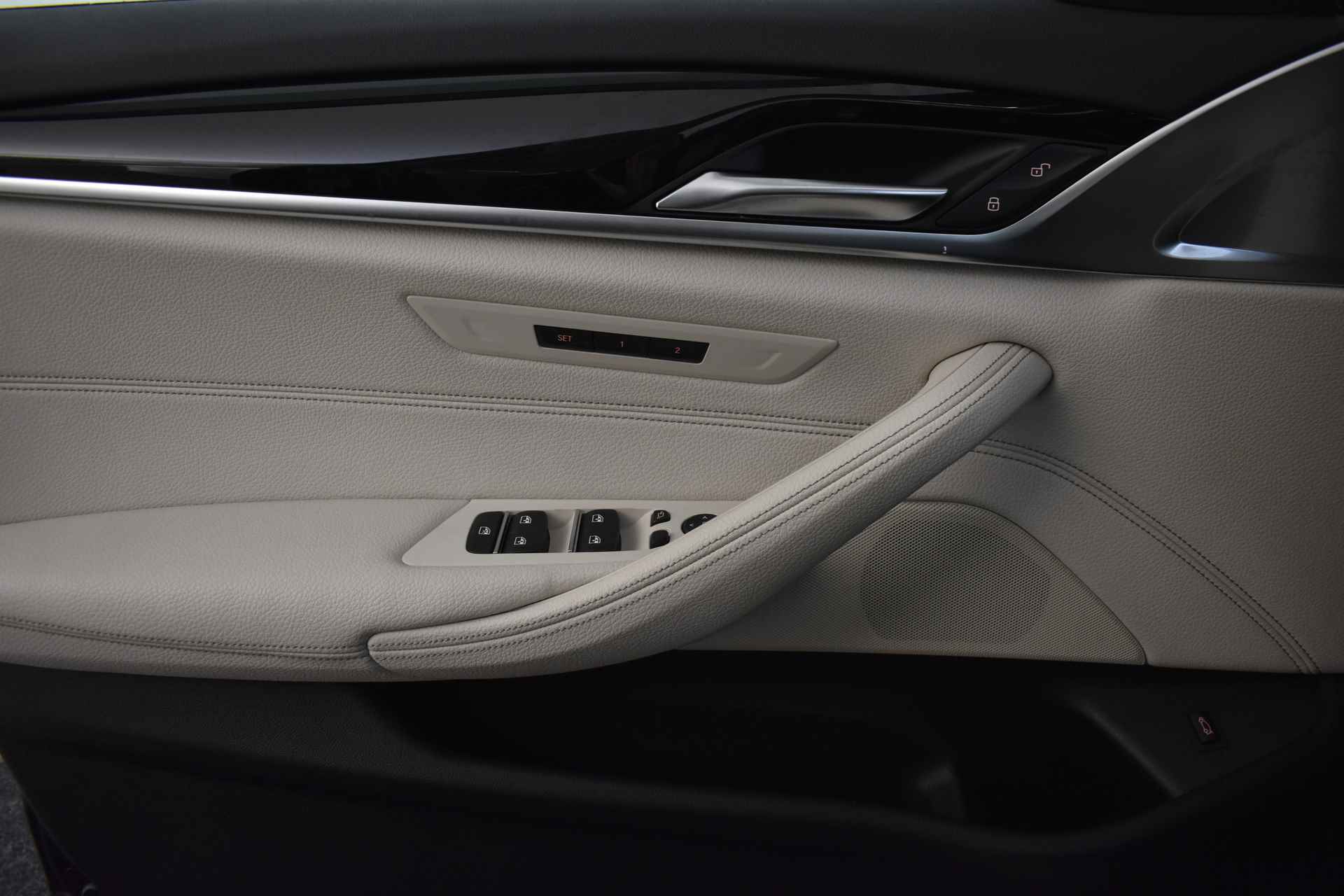 BMW 5 Serie 520i High Executive Automaat / Adaptieve LED / Navigatie Professional / Parking Assistant / Stoelverwarming / Comfortstoelen - 32/48