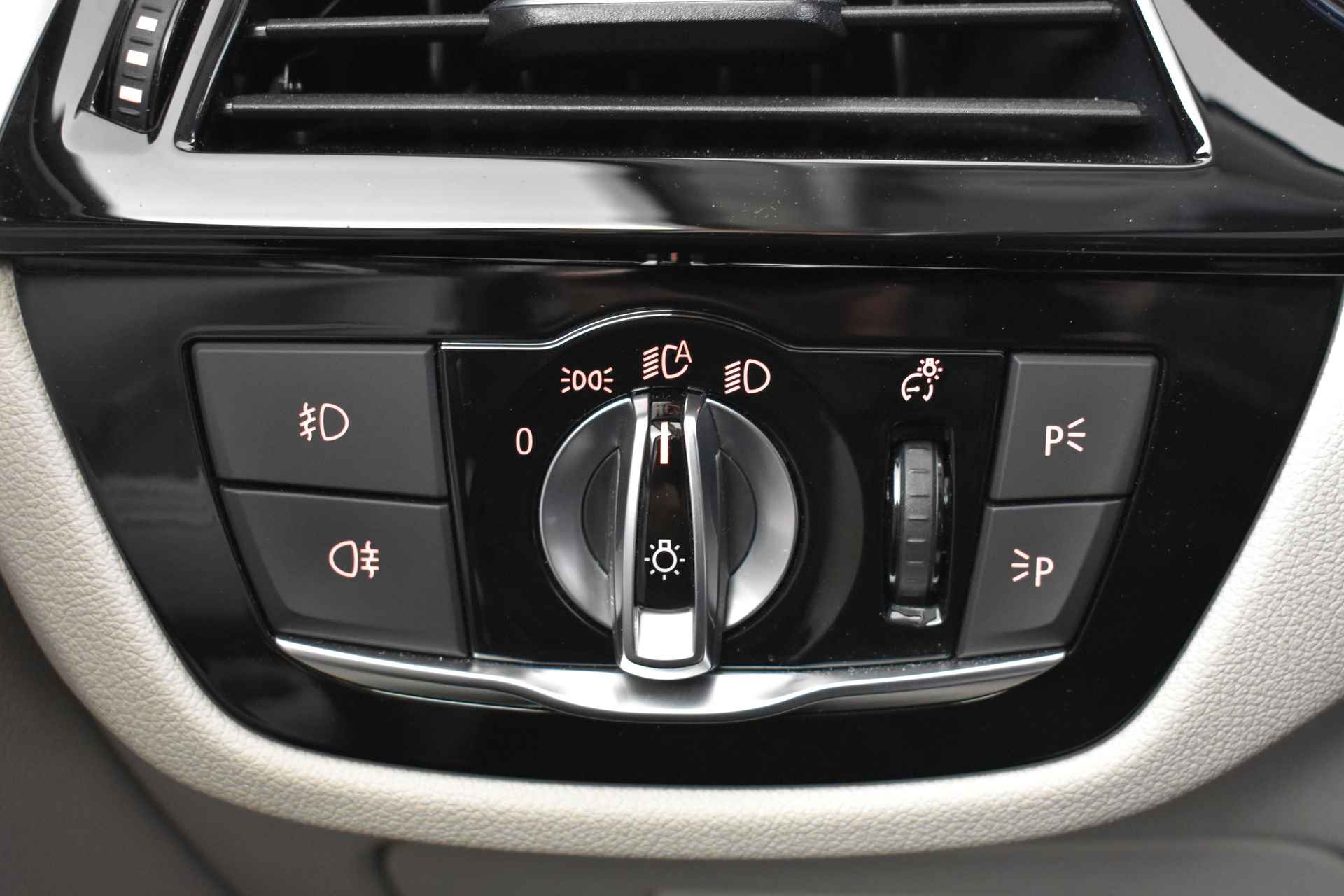 BMW 5 Serie 520i High Executive Automaat / Adaptieve LED / Navigatie Professional / Parking Assistant / Stoelverwarming / Comfortstoelen - 34/48