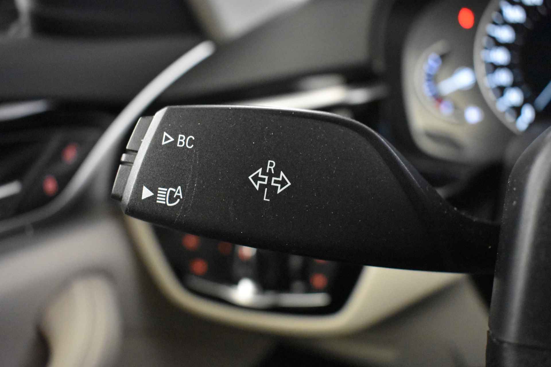 BMW 5 Serie 520i High Executive Automaat / Adaptieve LED / Navigatie Professional / Parking Assistant / Stoelverwarming / Comfortstoelen - 35/48
