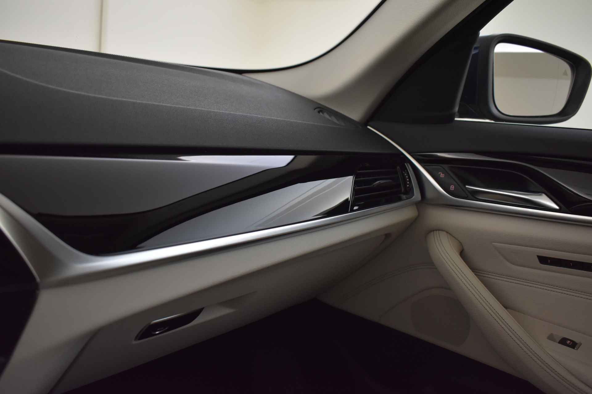 BMW 5 Serie 520i High Executive Automaat / Adaptieve LED / Navigatie Professional / Parking Assistant / Stoelverwarming / Comfortstoelen - 44/48