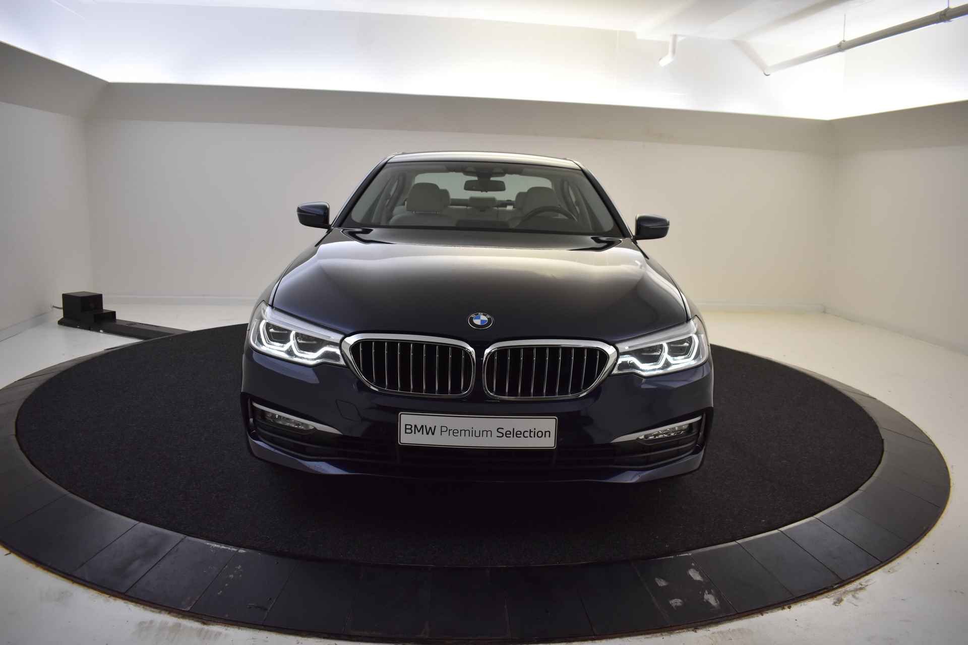 BMW 5 Serie 520i High Executive Automaat / Adaptieve LED / Navigatie Professional / Parking Assistant / Stoelverwarming / Comfortstoelen - 46/48