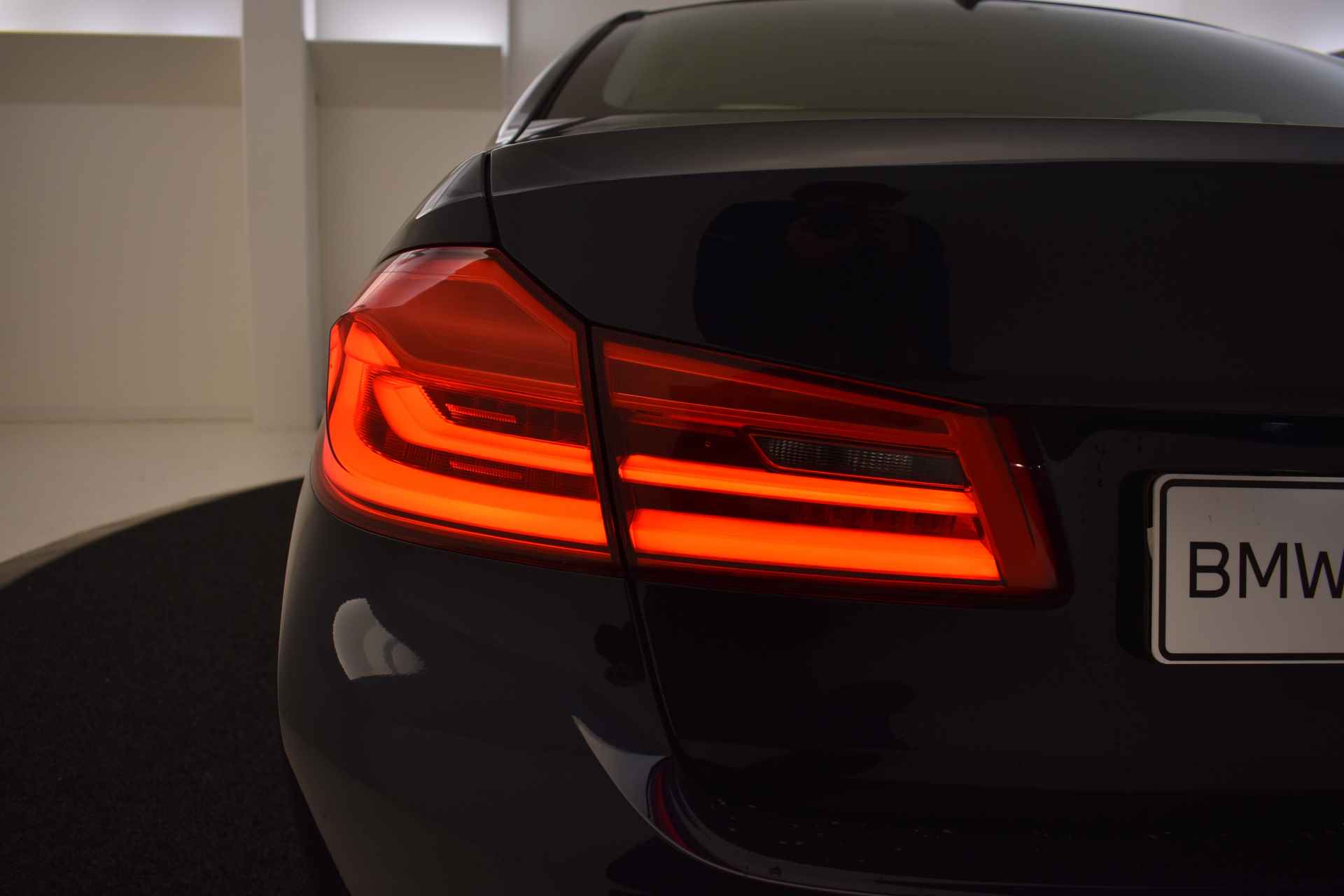 BMW 5 Serie 520i High Executive Automaat / Adaptieve LED / Navigatie Professional / Parking Assistant / Stoelverwarming / Comfortstoelen - 48/48
