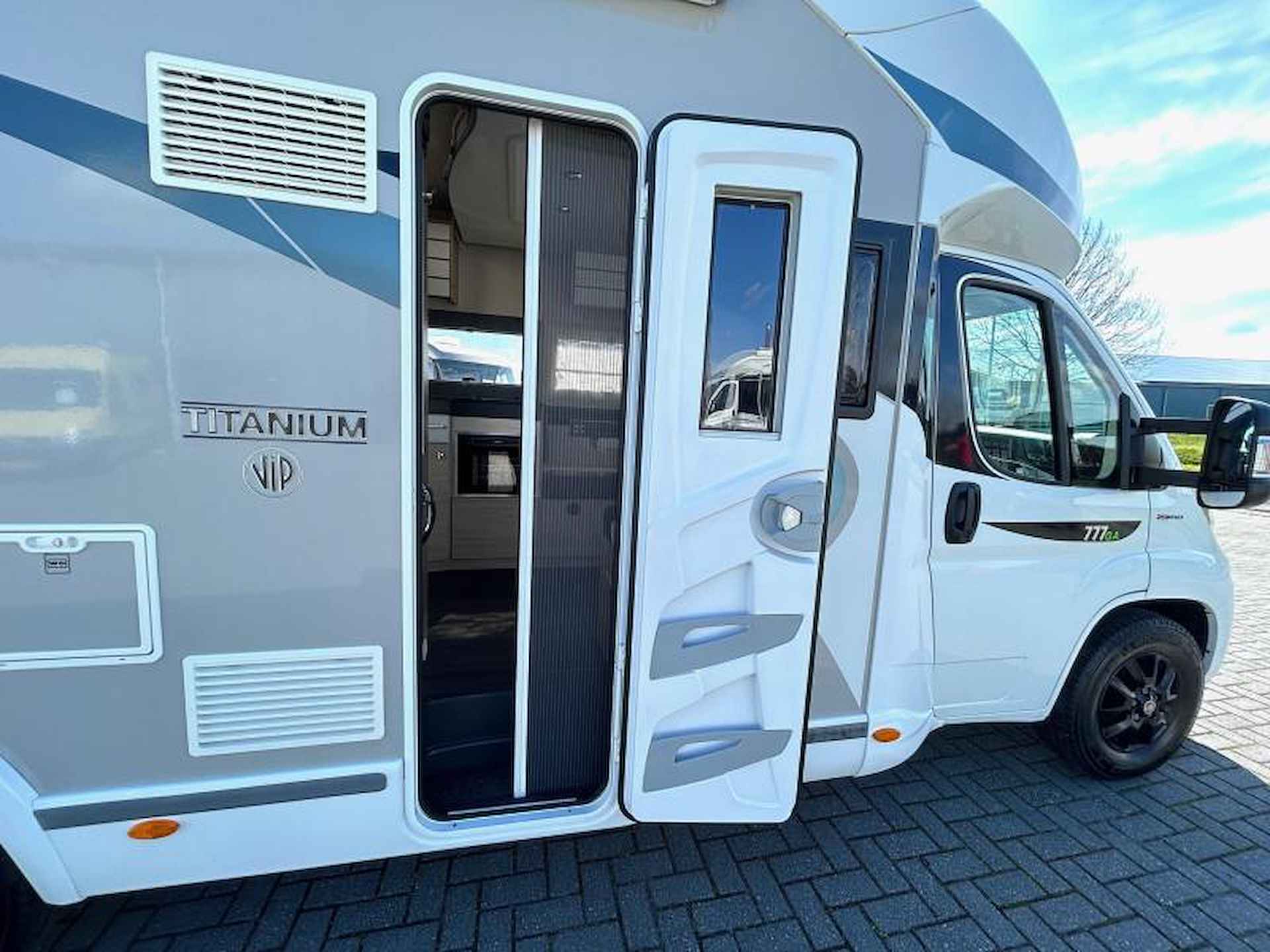 Chausson Titanium VIP 777 GA enkele-bedden/automaat - 8/25