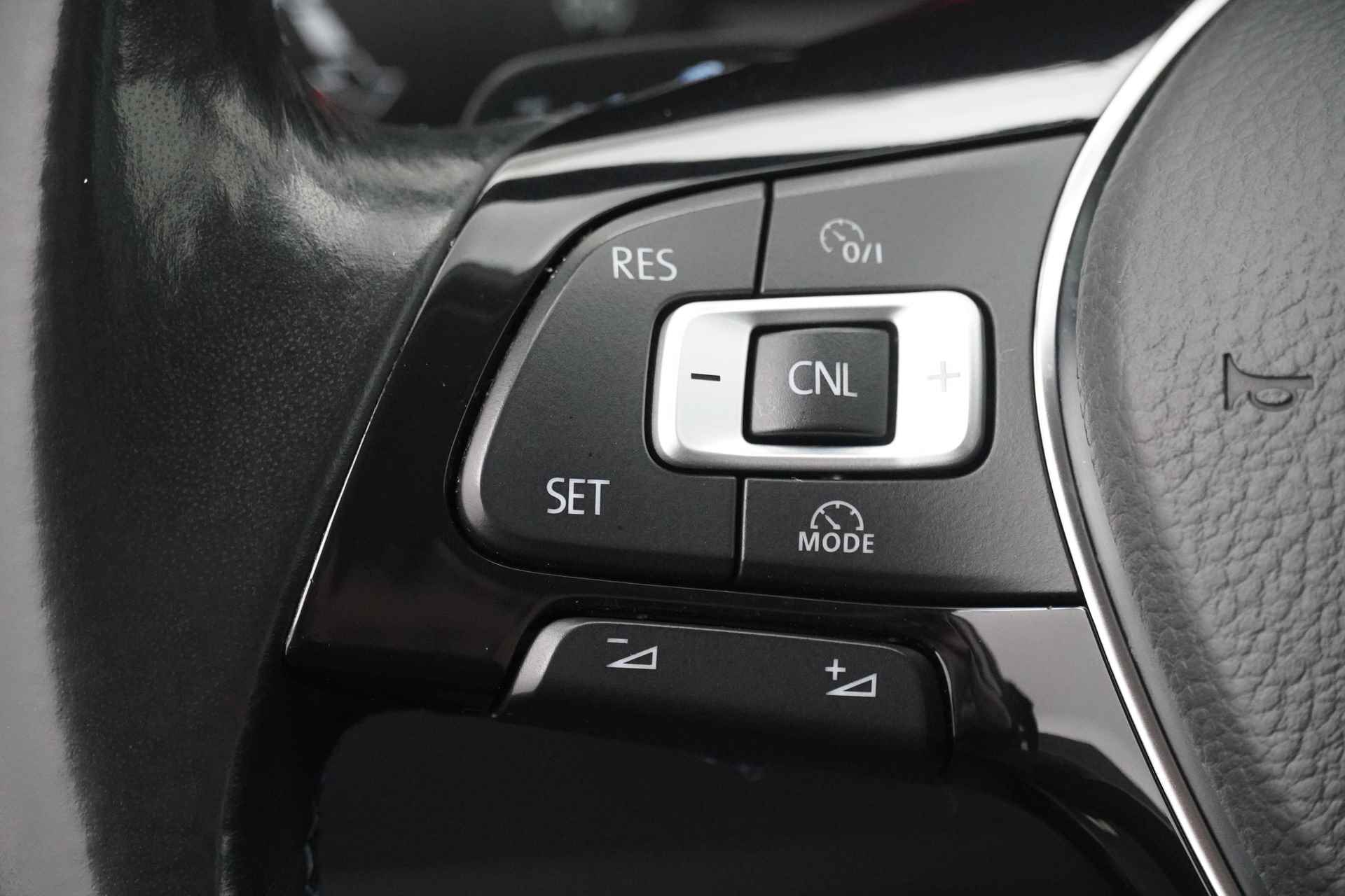 Volkswagen Passat BWJ 2016 1.4 TSI GTE 157 PK Connected Series AUTOMAAT / TREKHAAK / FULL LED / APPLE CARPLAY / ANDROID AUTO / CLIMA / CRUISE / NAVI / LMV / PARKEERSENSOREN / KEYLESS - 13/32