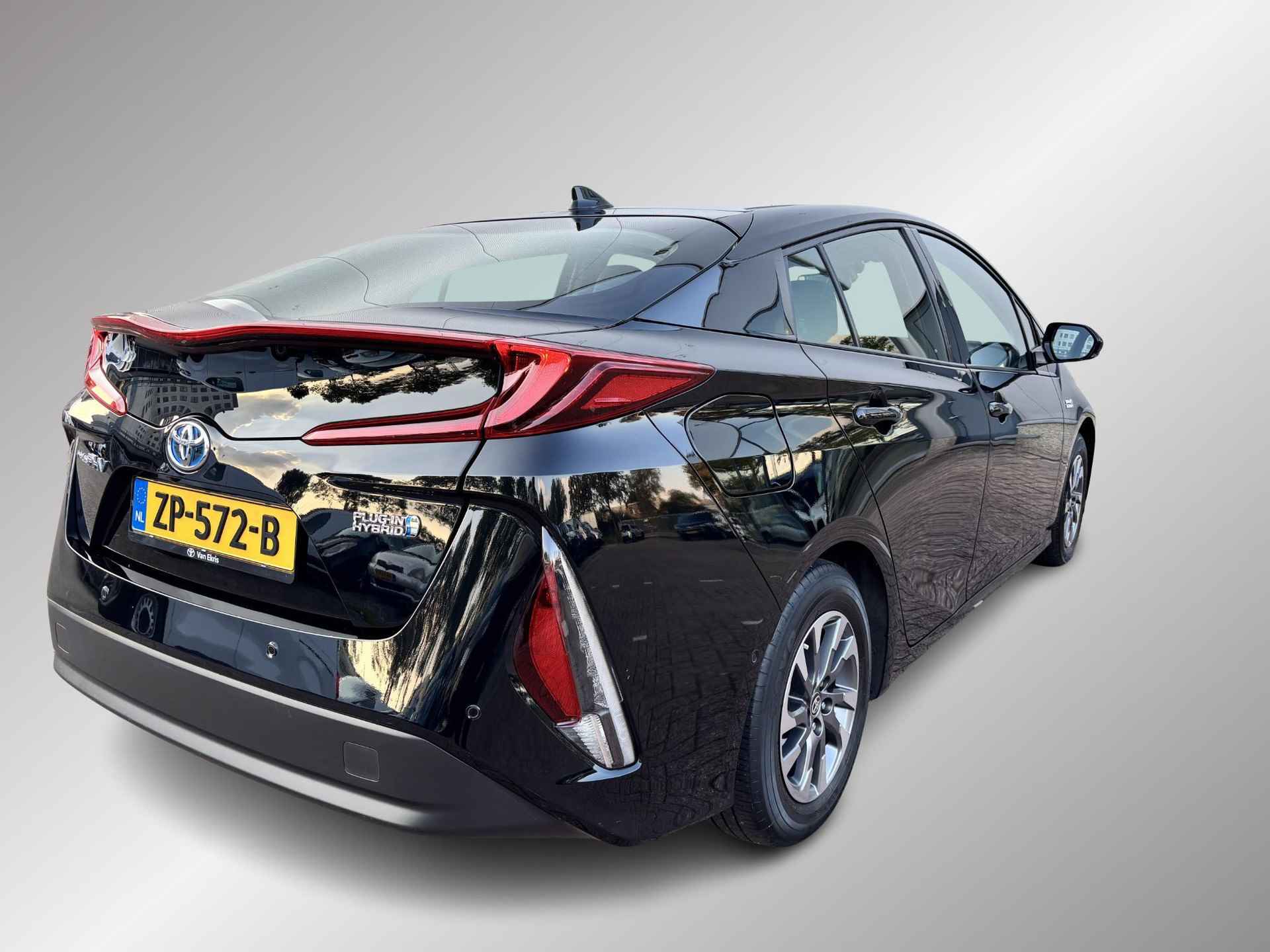 Toyota Prius 1.8 Plug-in Executive BSM,Navi,Stoelverwarming,Led,HUD,JBL audio - 2/44