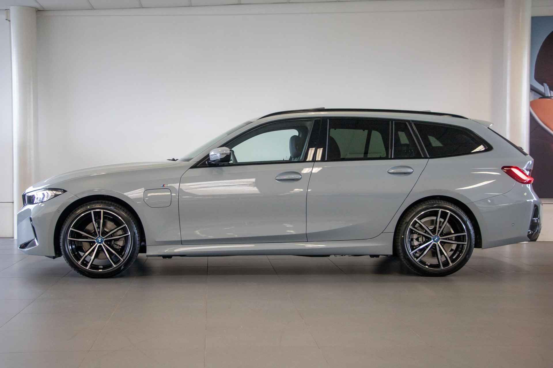 BMW 3 Serie Touring 320e | M Sport Pakket | Travel Pack | Active Cruise Control - 2/31