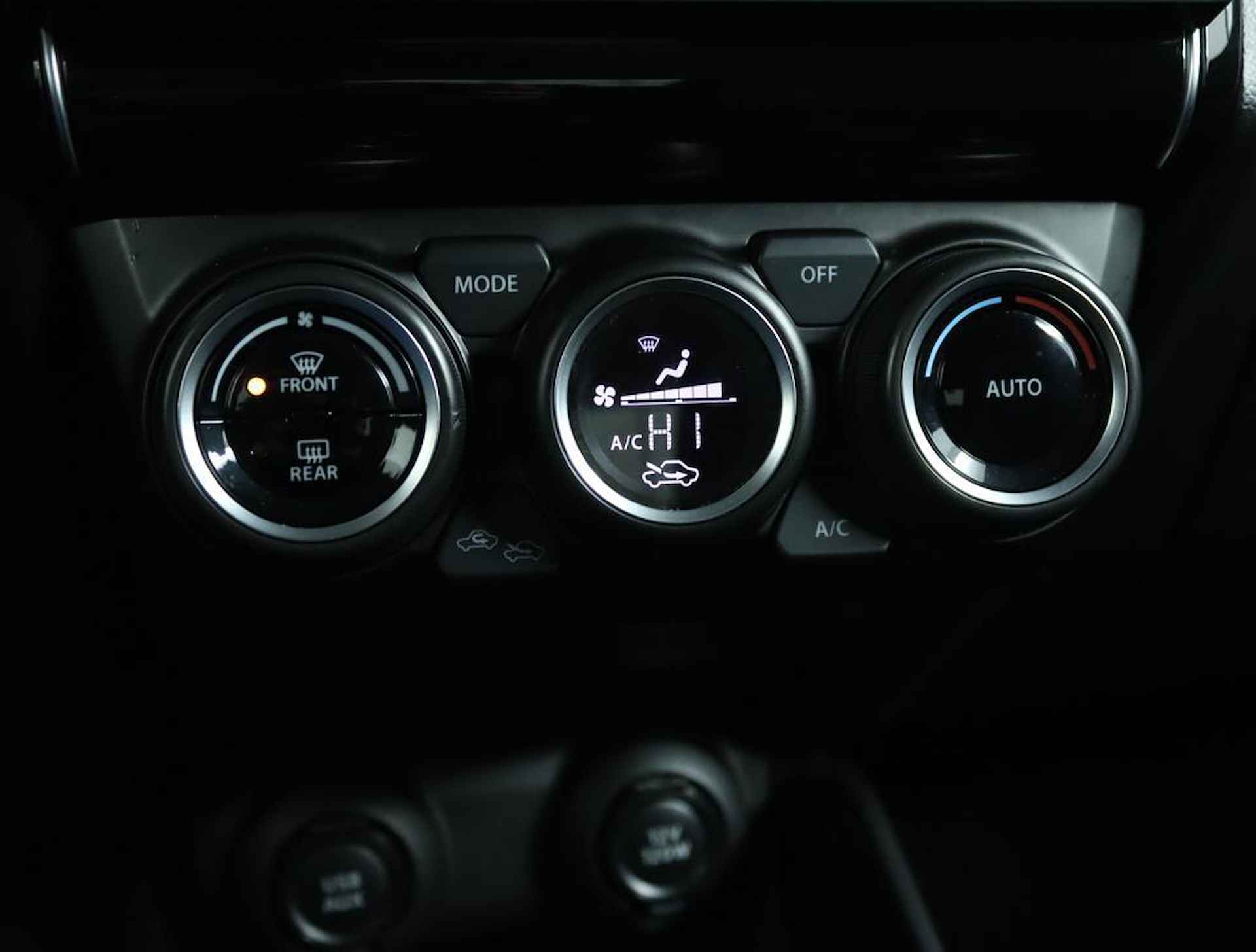 Suzuki Swift 1.2 AllGrip Style Smart Hybrid | Navigatie | Parkeersensoren voor+achter | Climate Control | Camera achter | - 7/51