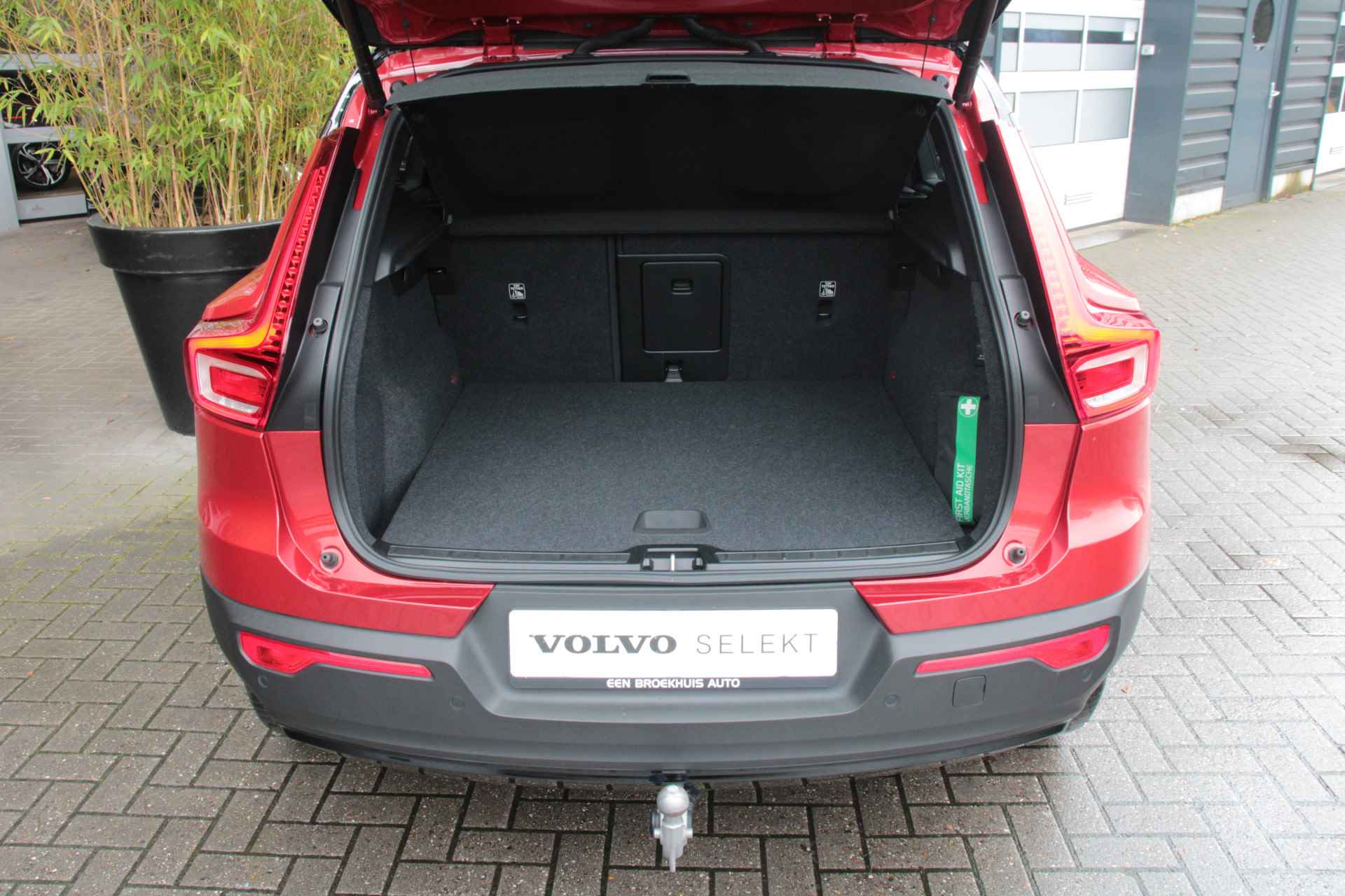 Volvo XC40 Recharge P8 AWD 408pk R-Design | Trekhaak | Camera | Schuifdak | Stuur/stoelverwarming | Adaptive Cruise | 20" Velgen - 9/13