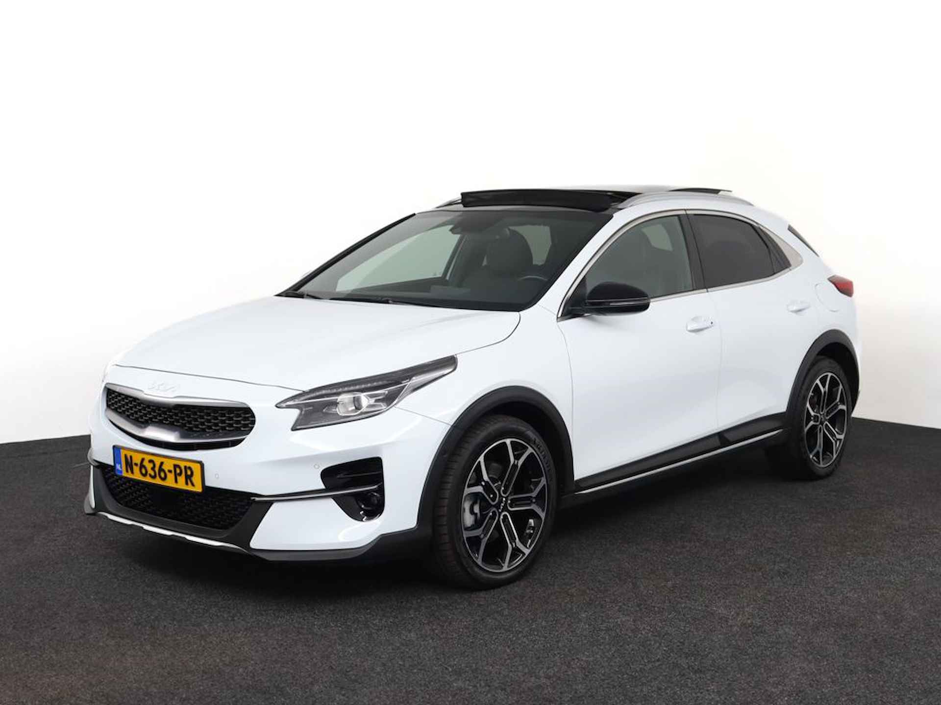 Kia Xceed 1.5 T-GDI MHEV Black Edition - Automaat - glazen schuif-/kanteldak - Cruise control adaptief - Navigatie - Fabrieksgarantie tot 12-2028 - 2/57