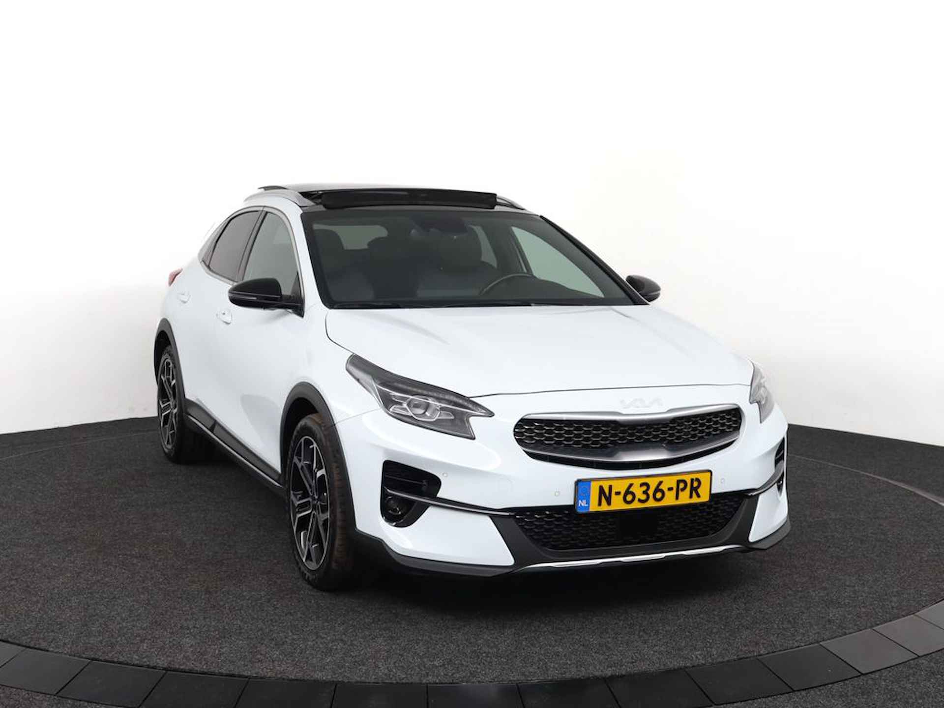 Kia Xceed 1.5 T-GDI MHEV Black Edition - Automaat - glazen schuif-/kanteldak - Cruise control adaptief - Navigatie - Fabrieksgarantie tot 12-2028 - 10/57