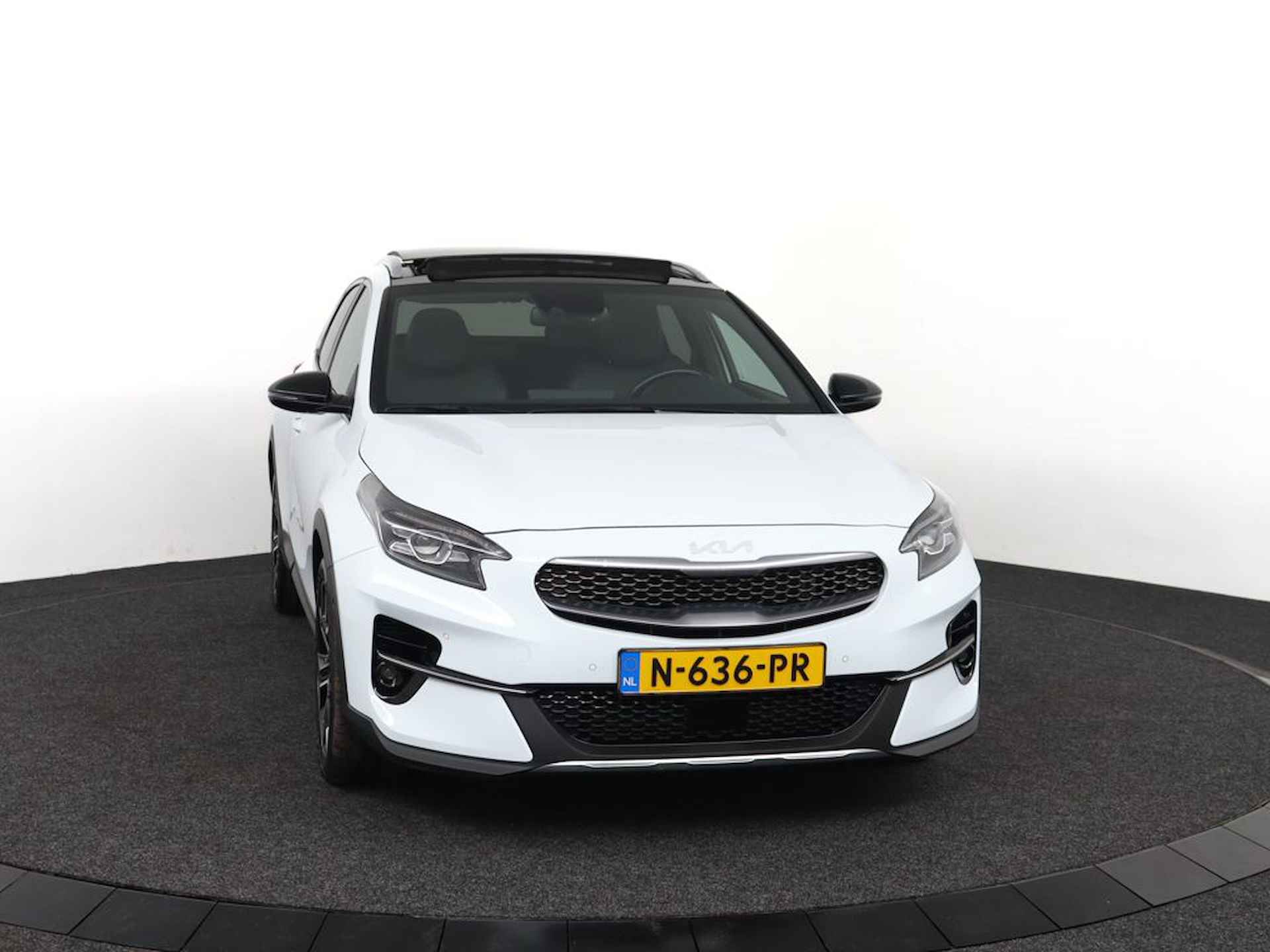 Kia Xceed 1.5 T-GDI MHEV Black Edition - Automaat - glazen schuif-/kanteldak - Cruise control adaptief - Navigatie - Fabrieksgarantie tot 12-2028 - 11/57