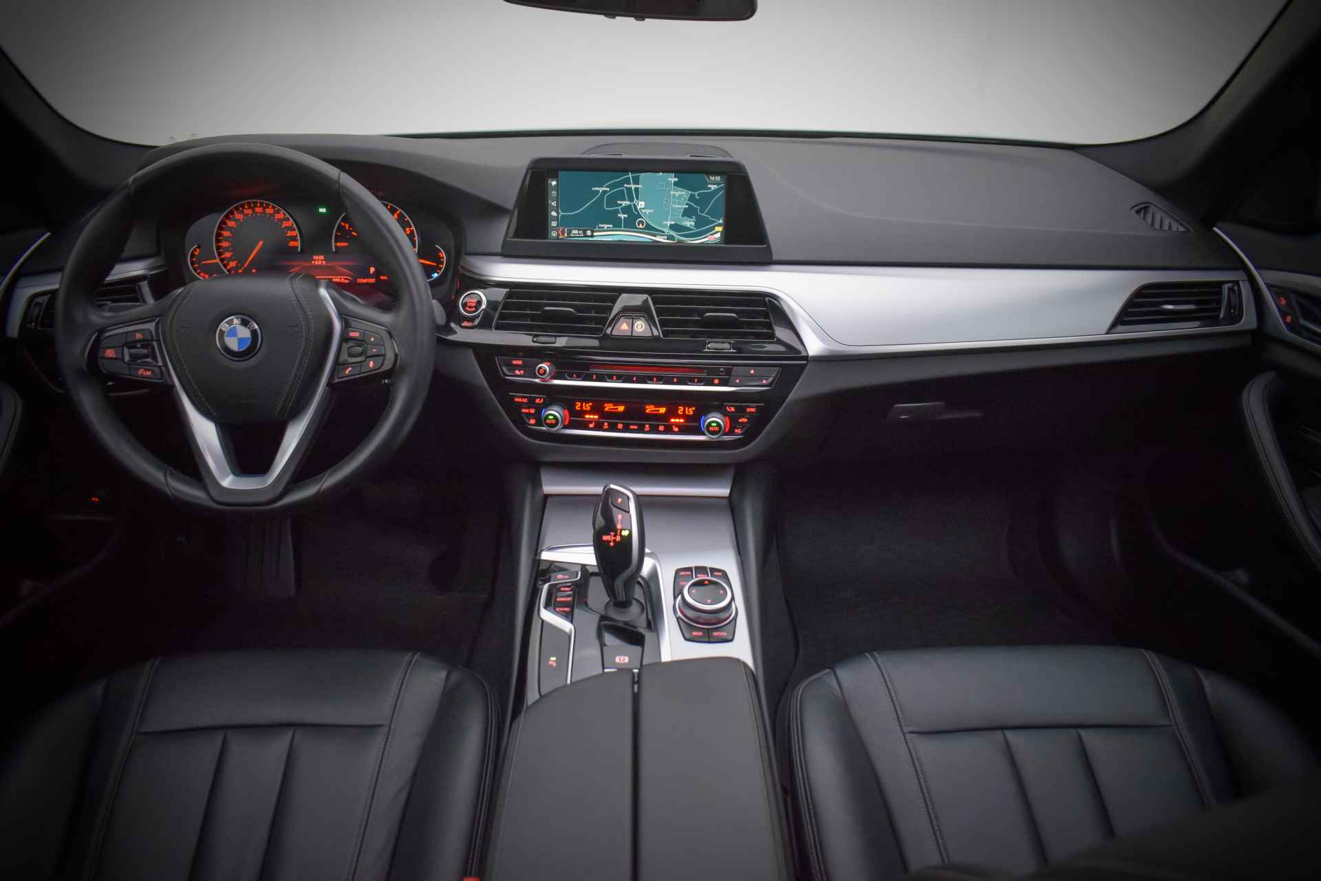 BMW 5 Serie Touring 540iA X-Dr. LUXURY EDITION PANO/DAKOTA LEDER/HIFI/FULL LED/NAVI/CLIMA/STOELVERW./PDC V+A/LMV 19'' - 18/27