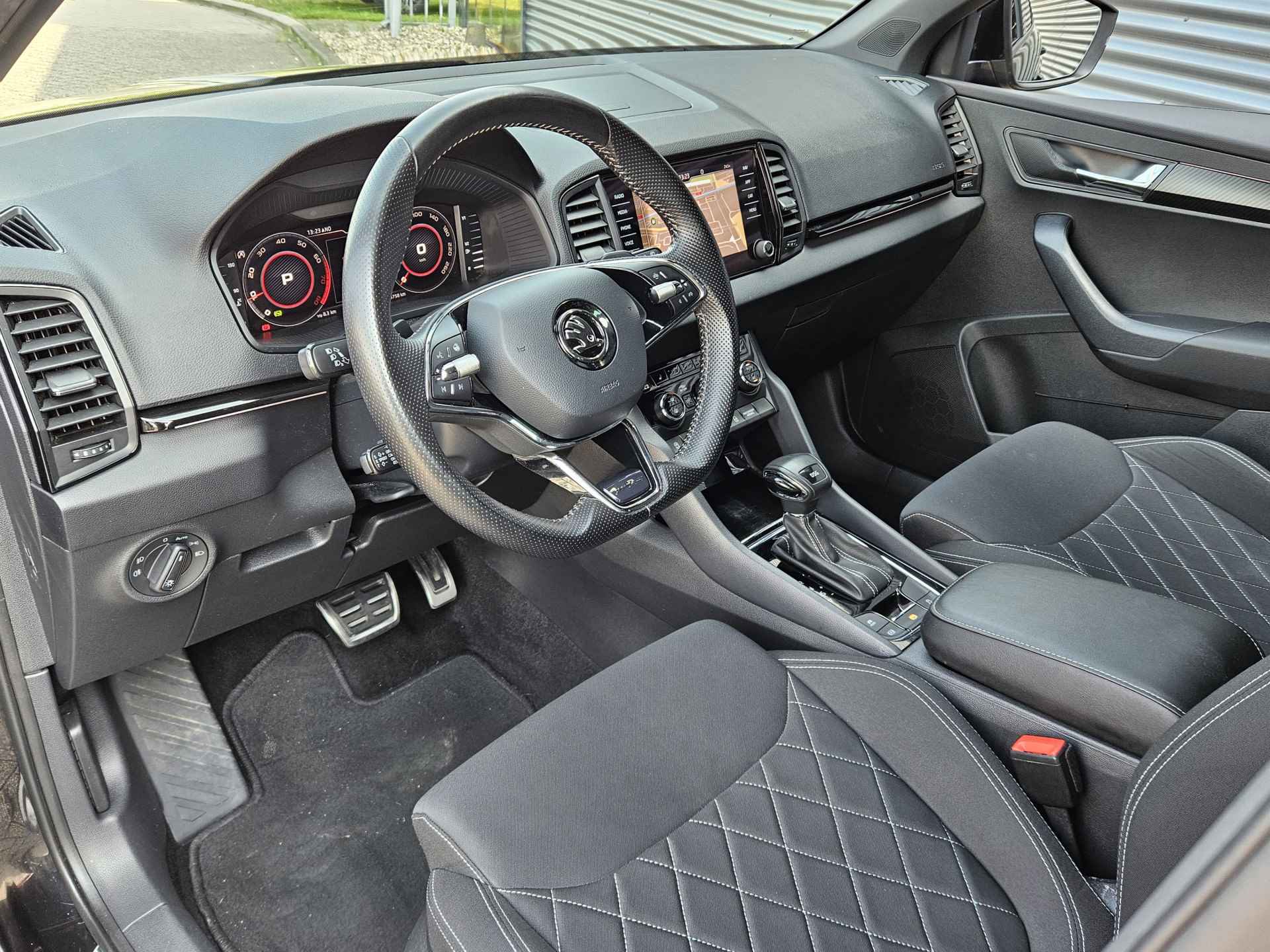 Škoda Karoq 1.5 TSI ACT Sportline Business Black Edition Automaat | Navigatie | Adaptive Cruise Control | Stoel- en Stuurwielverwarming | Camera | - 9/48