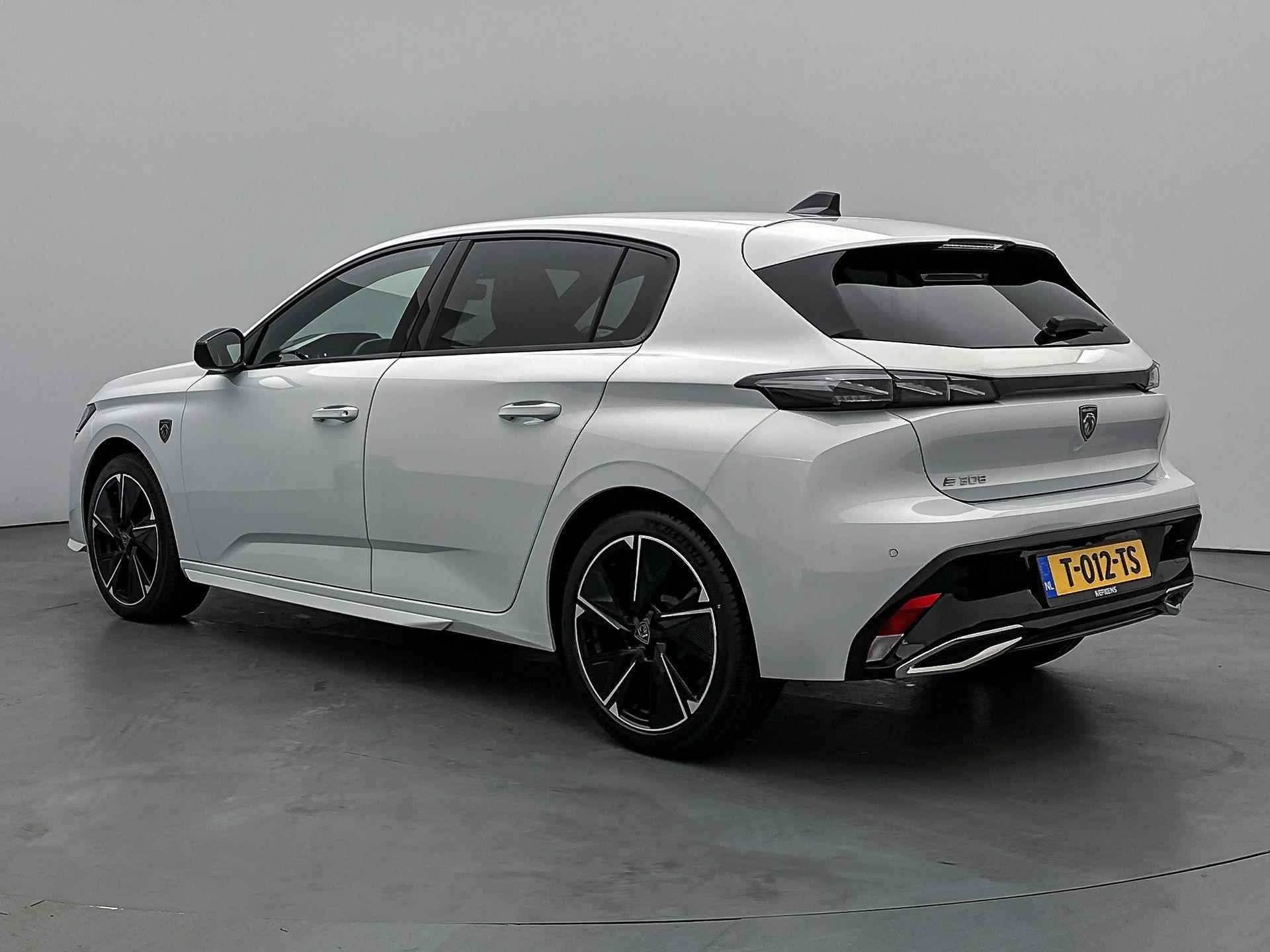 Peugeot e-308 GT First Edition 54 kWh 156pk Automaat | Navigatie | Achteruitrijcamera | Leder/Alcantara sportstoelen | Keyless | Stoel- en stuurverwarming | Matrix LED koplampen | Adaptieve Cruise Control | Climate Control | Parkeersensoren v+a | Verwarmd stuurwiel | Dodehoeksensor | Donker getint glas | 18" lichtmetalen velgen | - 7/34