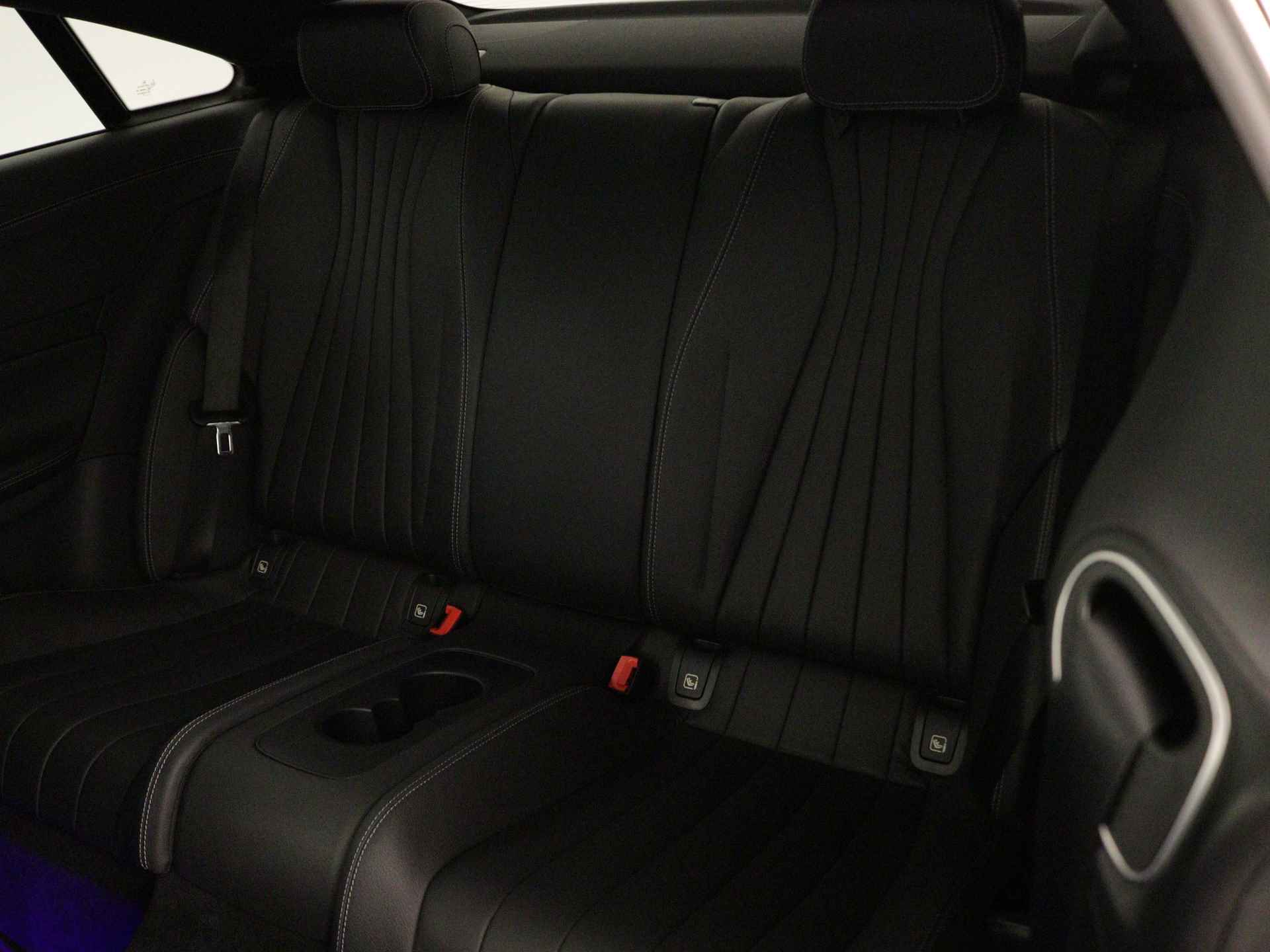Mercedes-Benz E-Klasse 200 AMG Line | Multi spaaks lichtmetalen velgen | Panoramadak | Burmester | Memory Seats | 360 Camera | Navigatie | wide screen | Inclusief 24 maanden Mercedes-Benz Certified garantie voor Europa. - 22/45