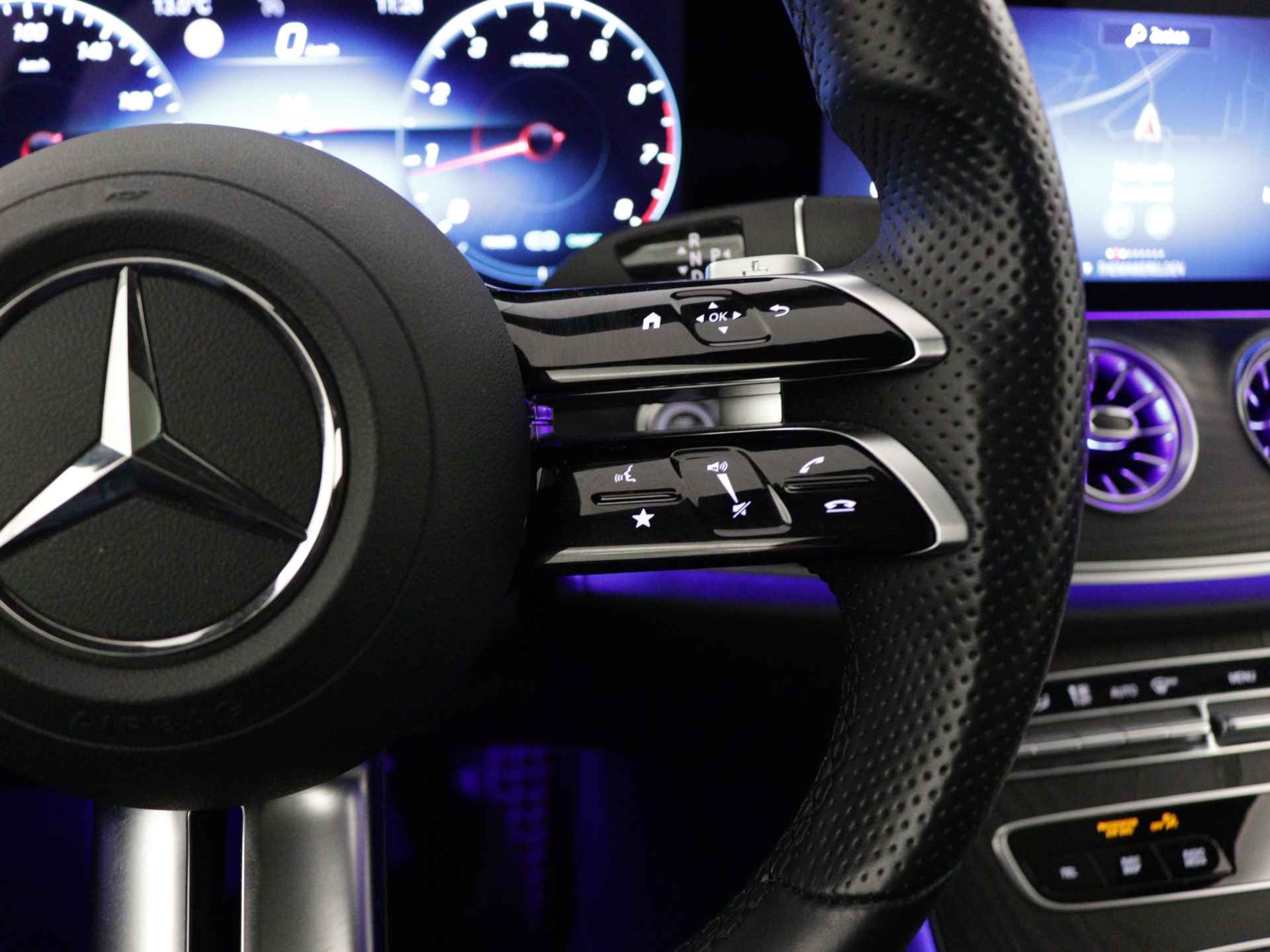 Mercedes-Benz E-Klasse 200 AMG Line | Multi spaaks lichtmetalen velgen | Panoramadak | Burmester | Memory Seats | 360 Camera | Navigatie | wide screen | Inclusief 24 maanden Mercedes-Benz Certified garantie voor Europa. - 24/45